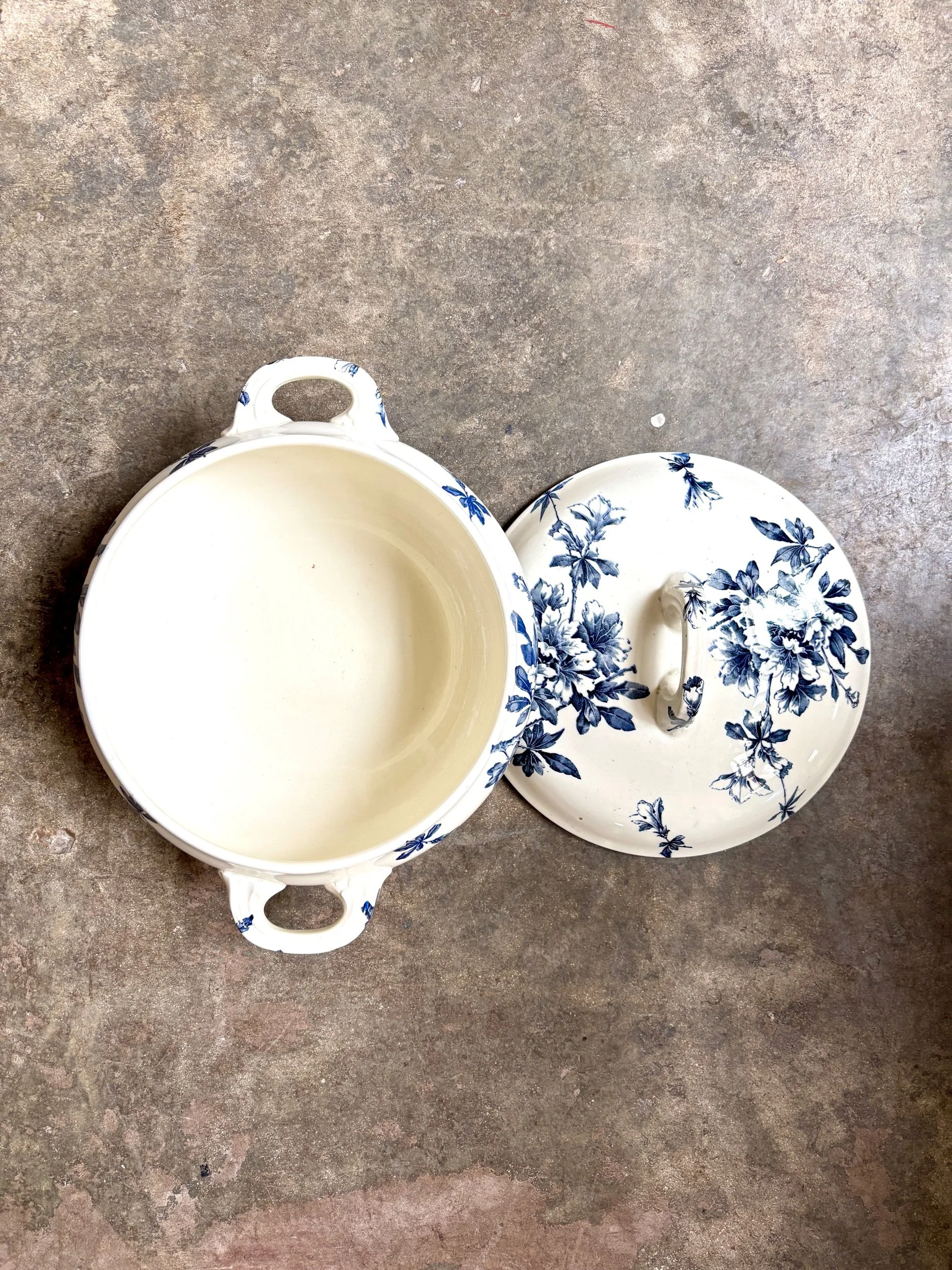 soupiere-terre-de-fer-azalea-blanc-bleu-luneville-vaisselle-vintage-axs-design-paris-france