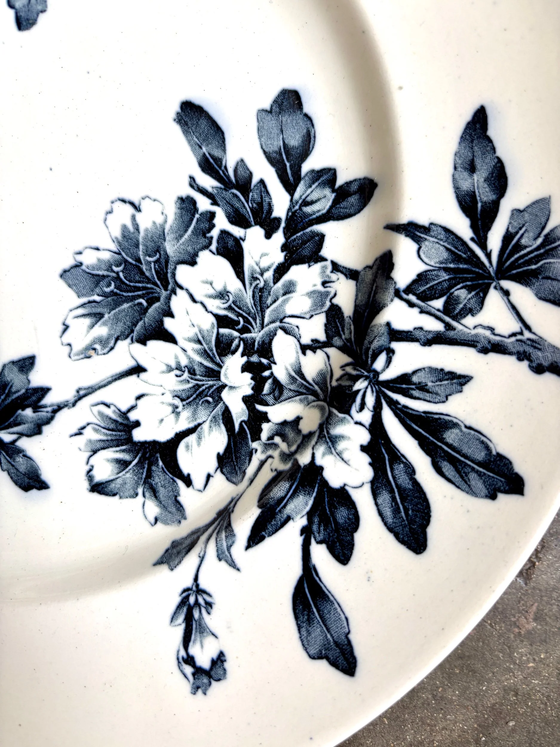 petit-plat-rond-terre-de-fer-azalea-blanc-bleu-luneville-vaisselle-vintage-axs-design-paris-france