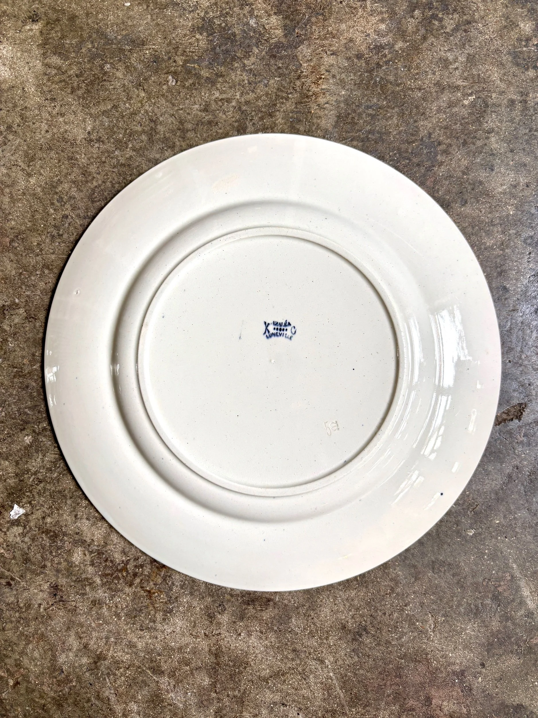 petit-plat-rond-terre-de-fer-azalea-blanc-bleu-luneville-vaisselle-vintage-axs-design-paris-france