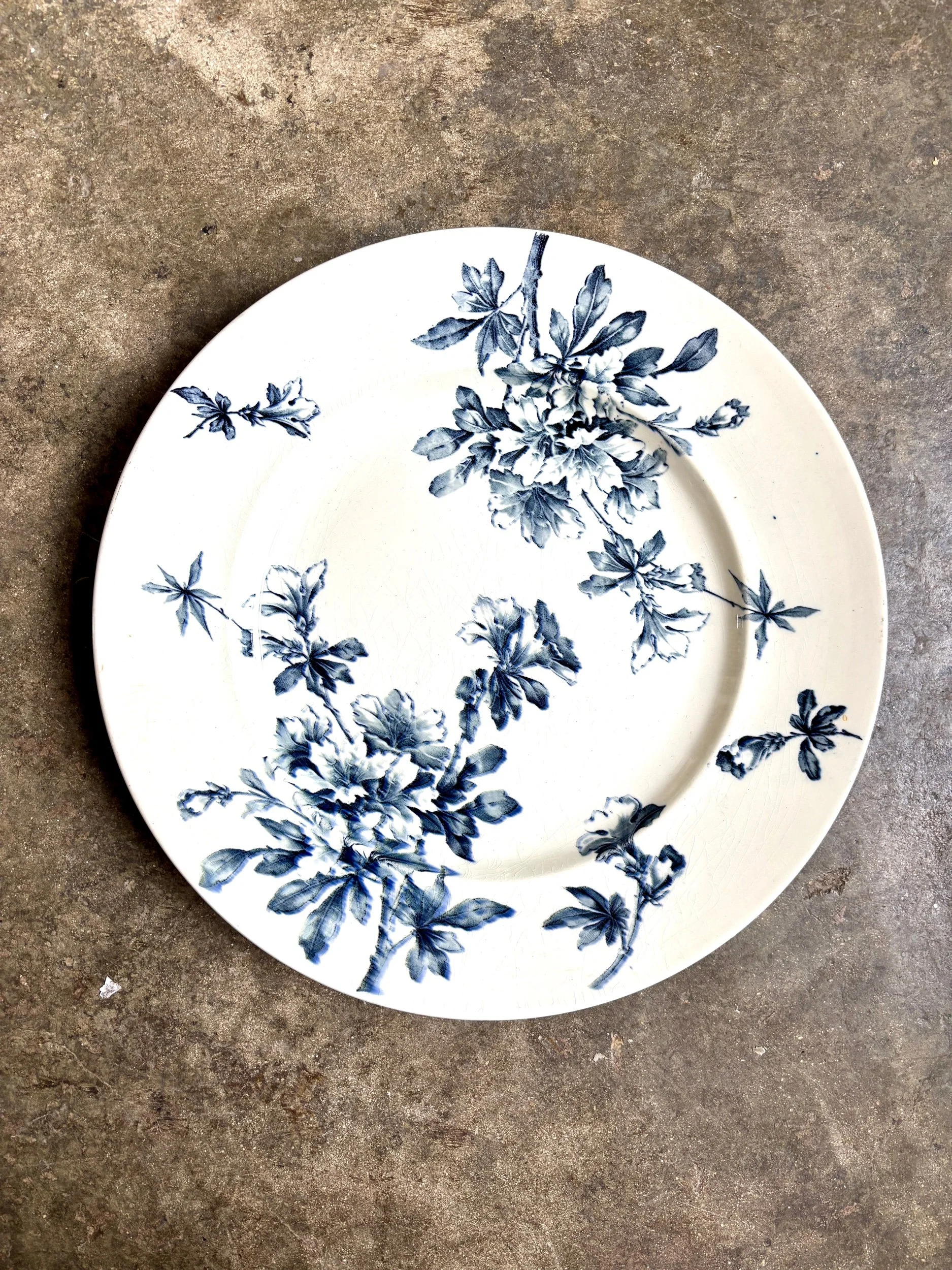 grand-plat-rond-terre-de-fer-azalea-blanc-bleu-luneville-vaisselle-vintage-axs-design-paris-france