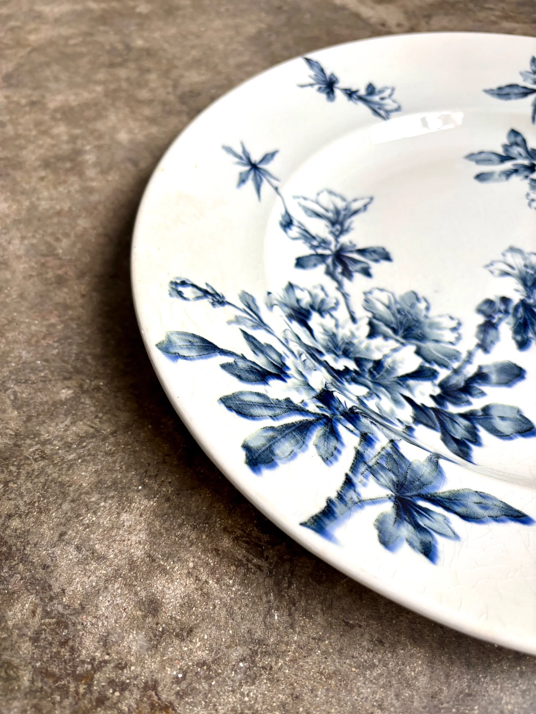grand-plat-rond-terre-de-fer-azalea-blanc-bleu-luneville-vaisselle-vintage-axs-design-paris-france
