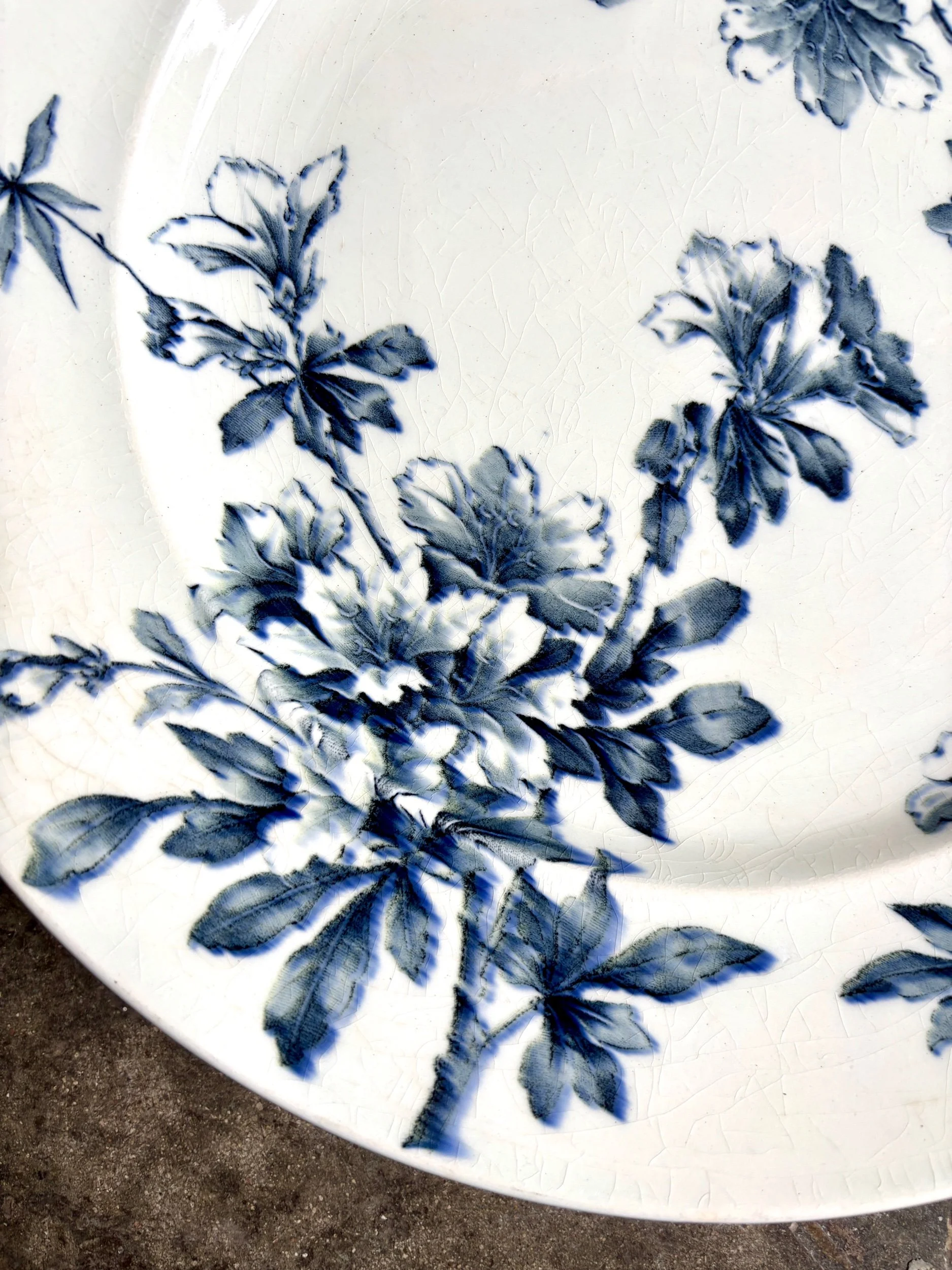 grand-plat-rond-terre-de-fer-azalea-blanc-bleu-luneville-vaisselle-vintage-axs-design-paris-france