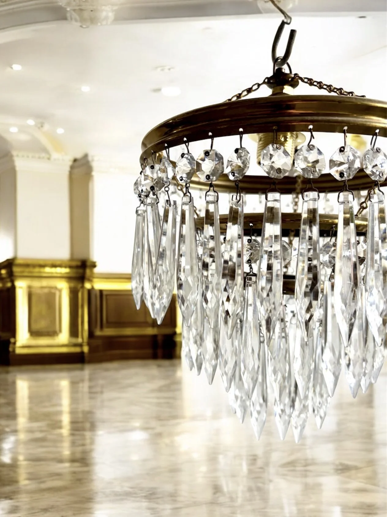 suspension-laiton-dore-pampilles-verre-luminaire-classique-vintage-axs-design-paris-france