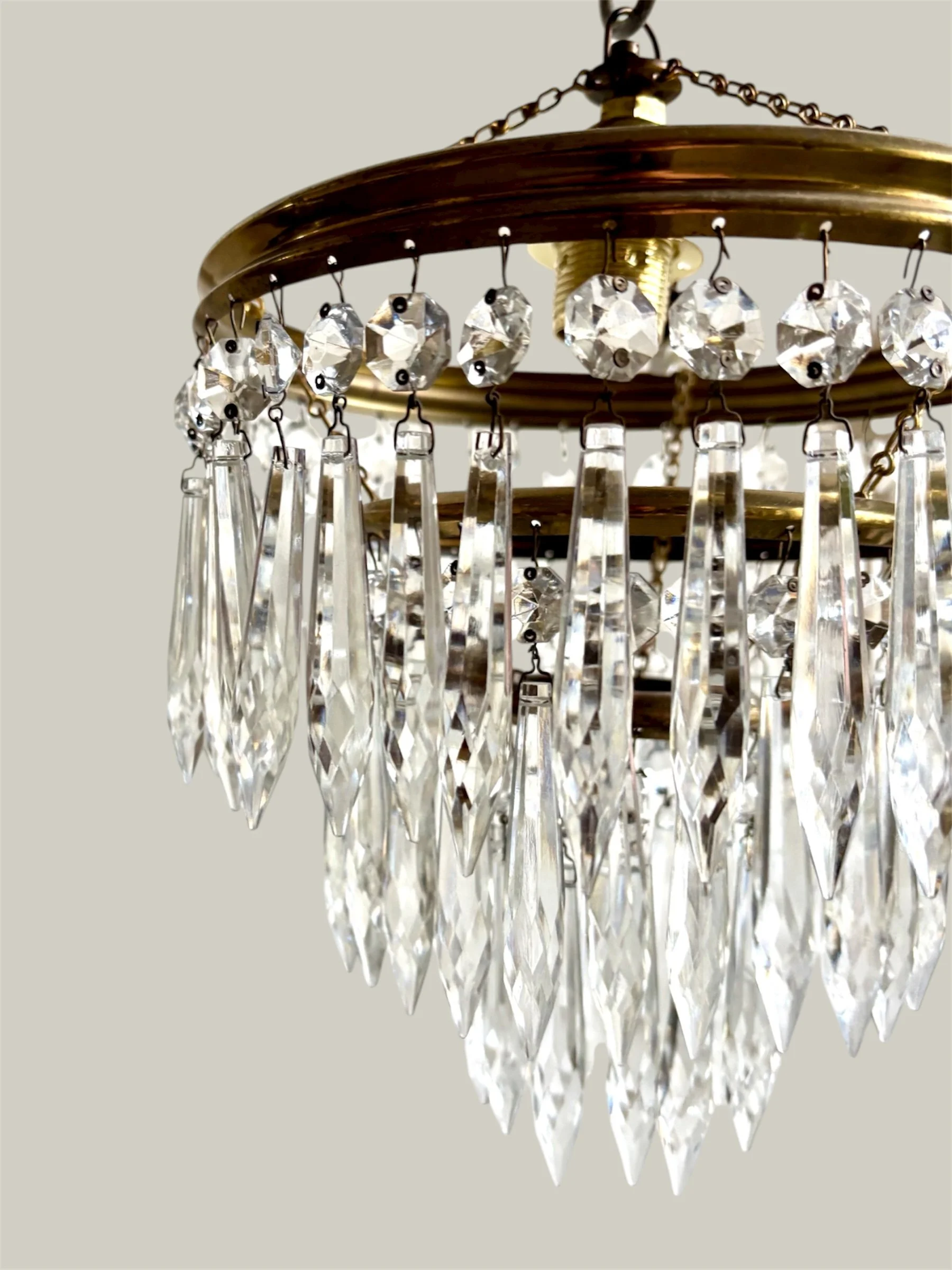 suspension-laiton-dore-pampilles-verre-luminaire-classique-vintage-axs-design-paris-france