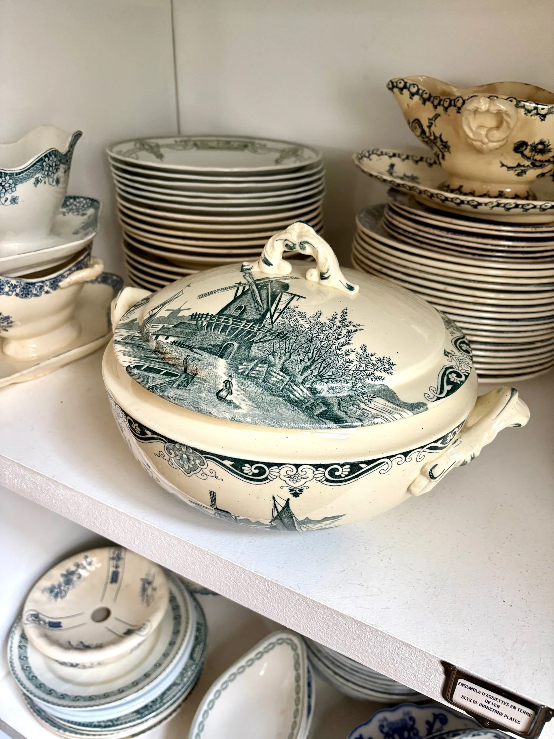 grande-soupiere-salins-delft-terre-de-fer-blanc-bleu-vaisselle-vintage-axs-design-paris-france