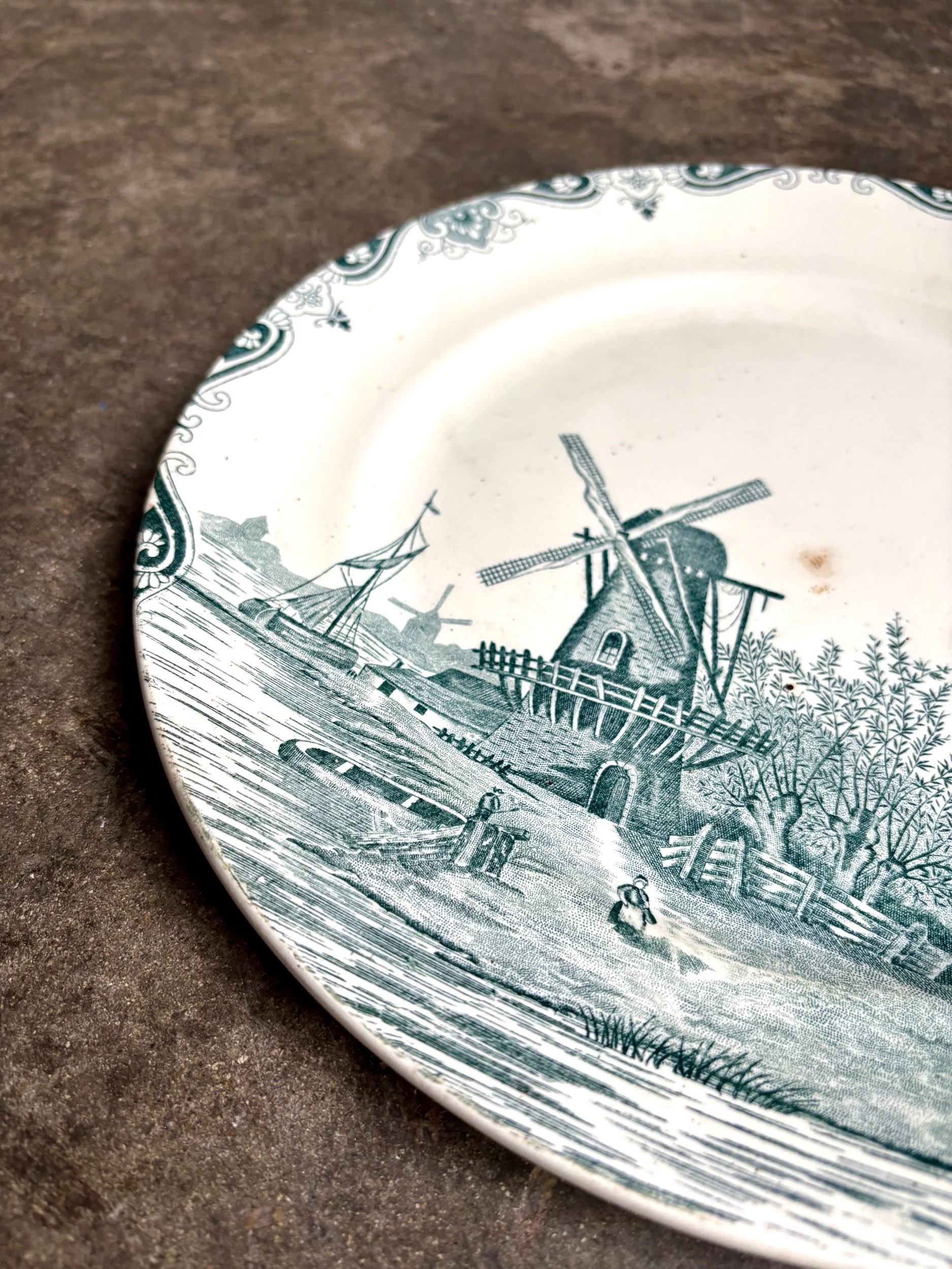 plat-rond-salins-delft-terre-de-fer-blanc-bleu-vaisselle-vintage-axs-design-paris-france