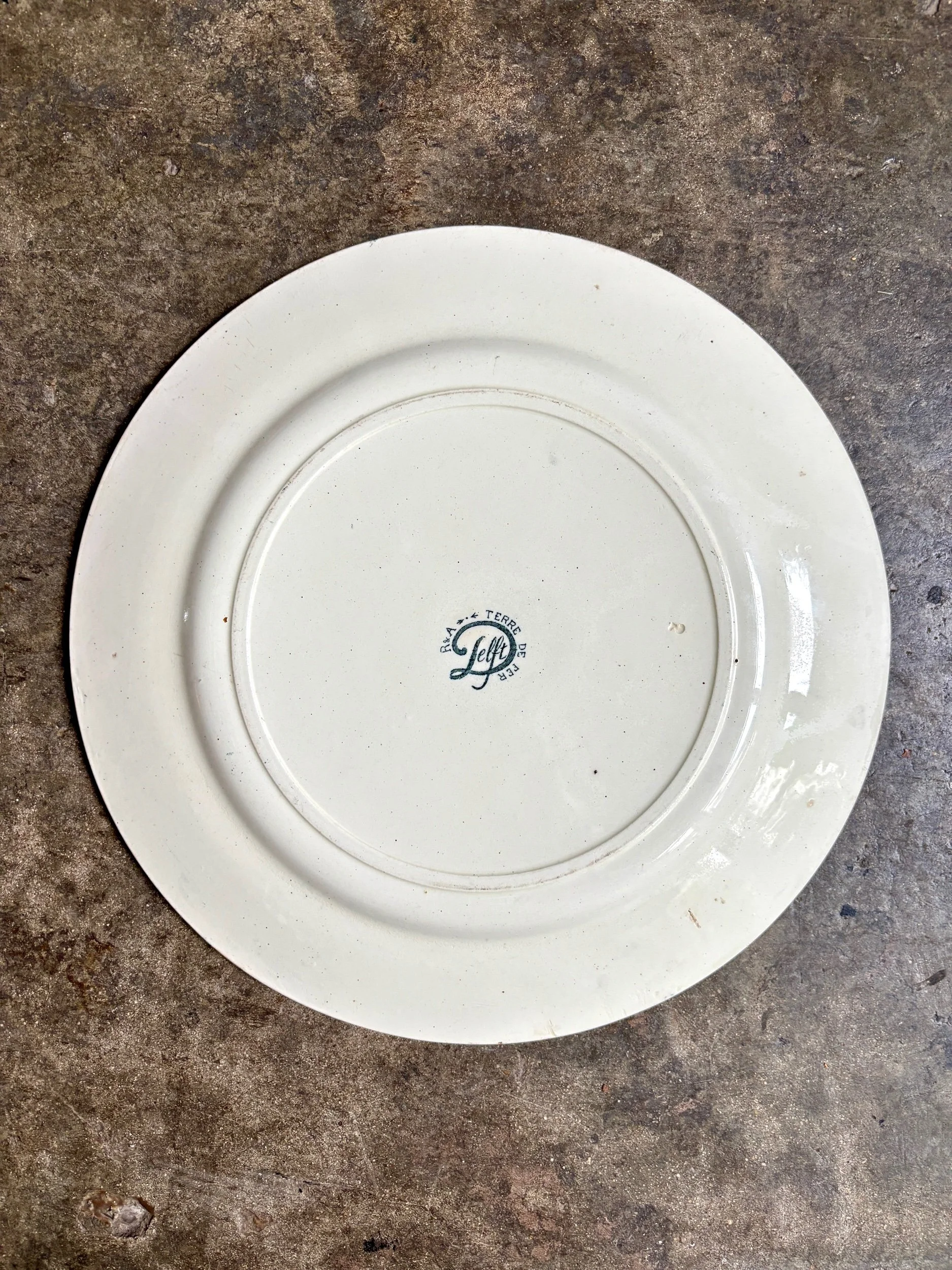 plat-rond-salins-delft-terre-de-fer-blanc-bleu-vaisselle-vintage-axs-design-paris-france