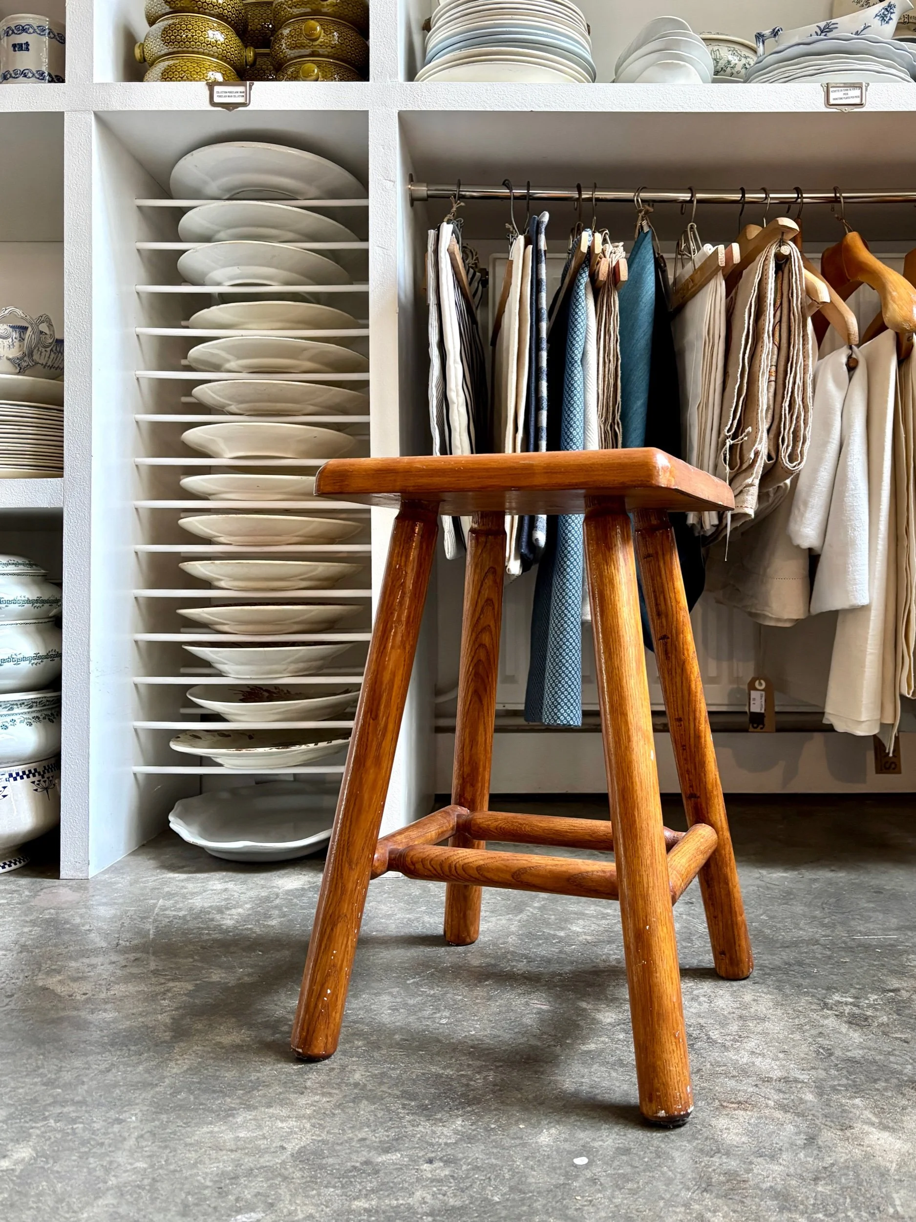 tabouret-bois-fonce-assise-vintage-axs-design-paris-france