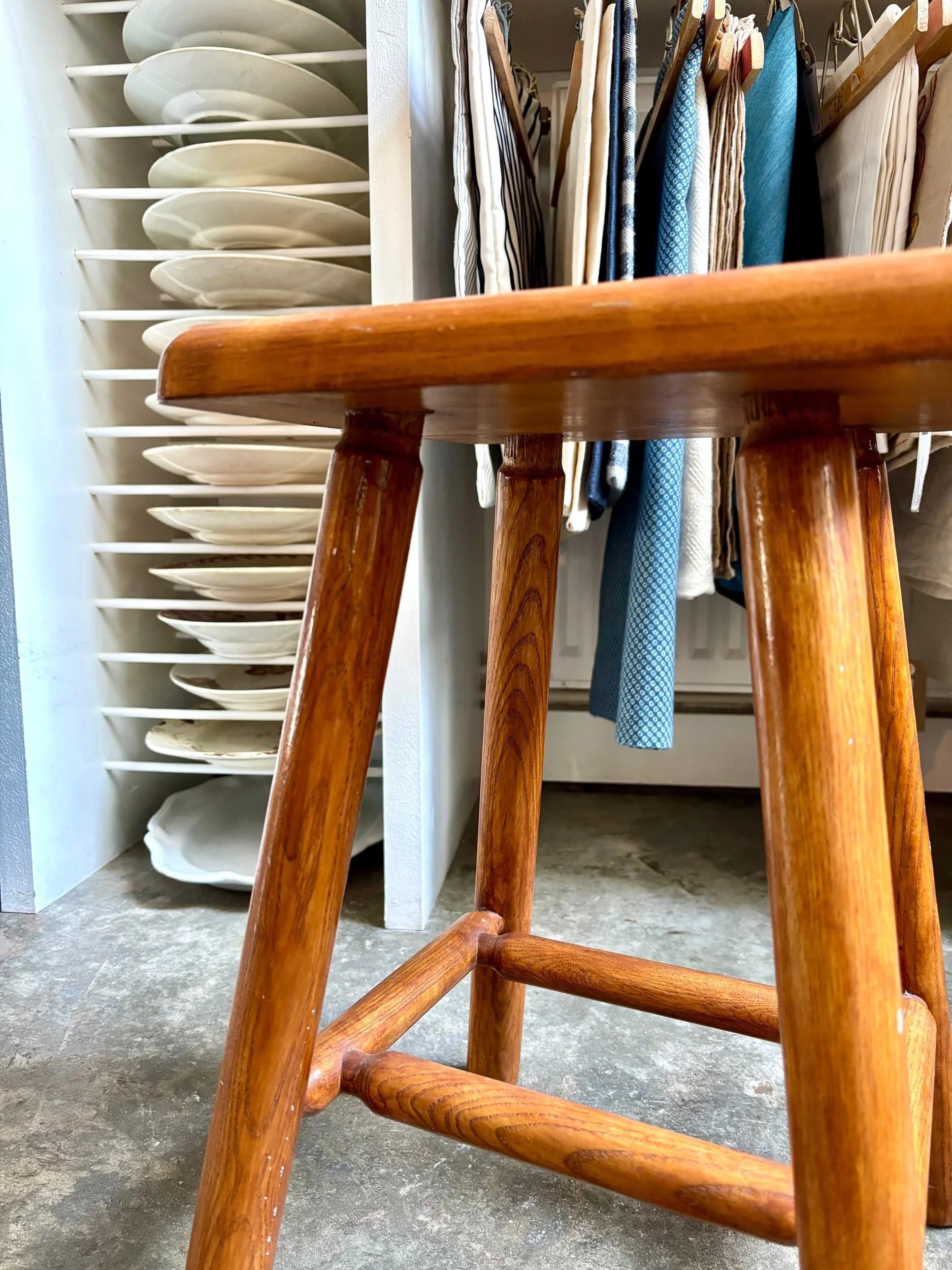 tabouret-bois-fonce-assise-vintage-axs-design-paris-france
