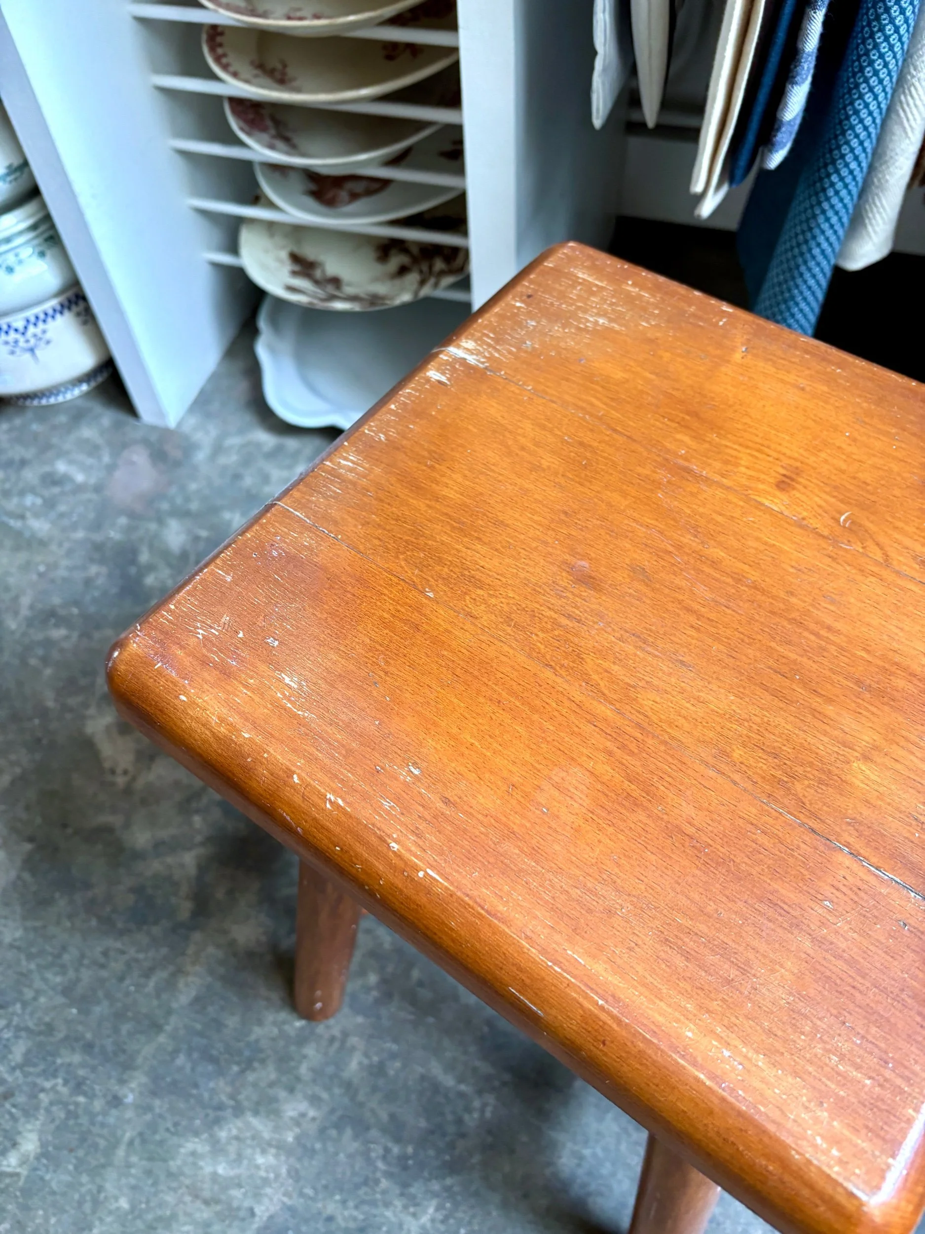 tabouret-bois-fonce-assise-vintage-axs-design-paris-france