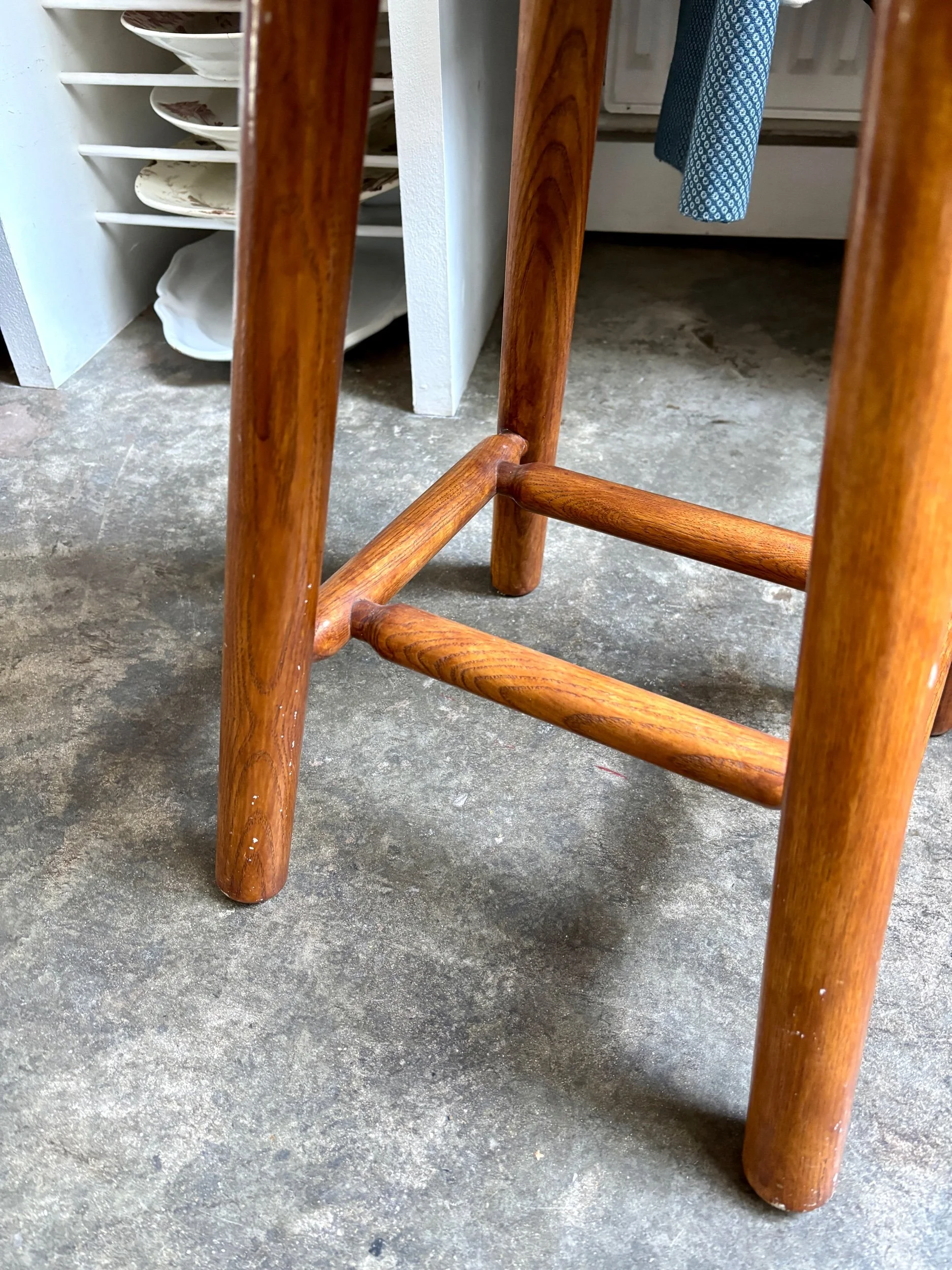 tabouret-bois-fonce-assise-vintage-axs-design-paris-france