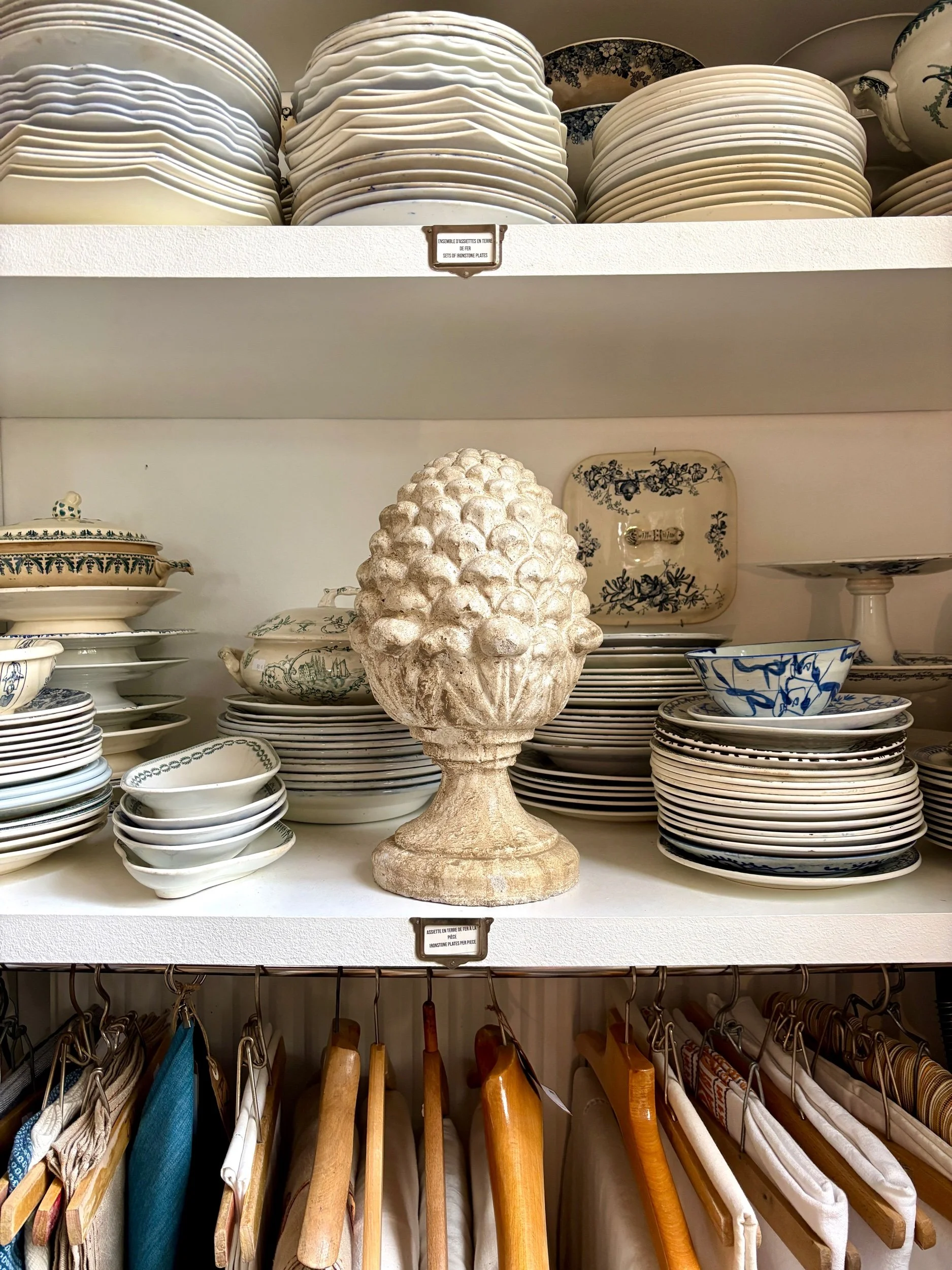 pomme-pin-beton-gris-ornement-decoration-jardin-artisanale-axs-design-paris-france