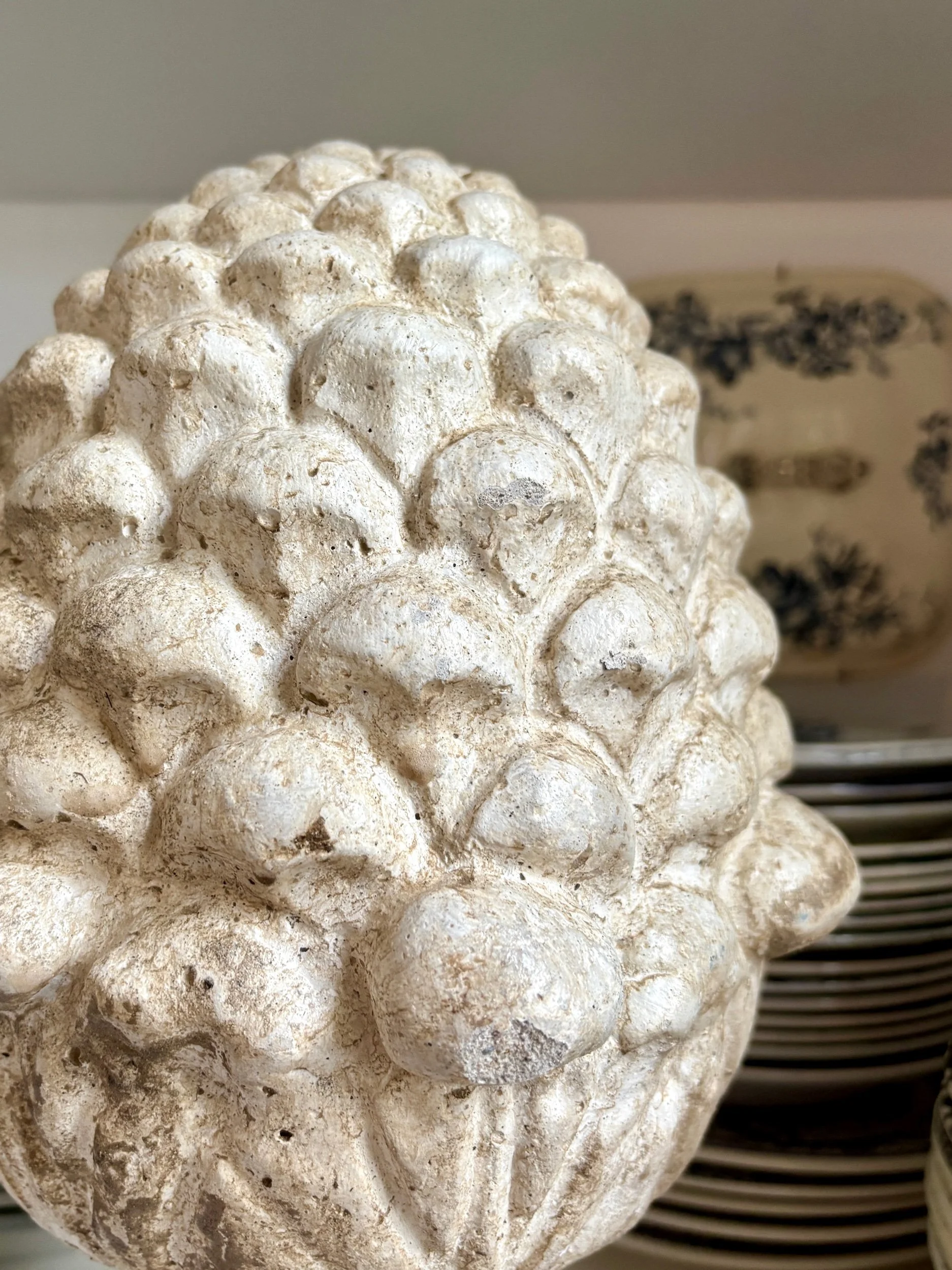 pomme-pin-beton-gris-ornement-decoration-jardin-artisanale-axs-design-paris-france