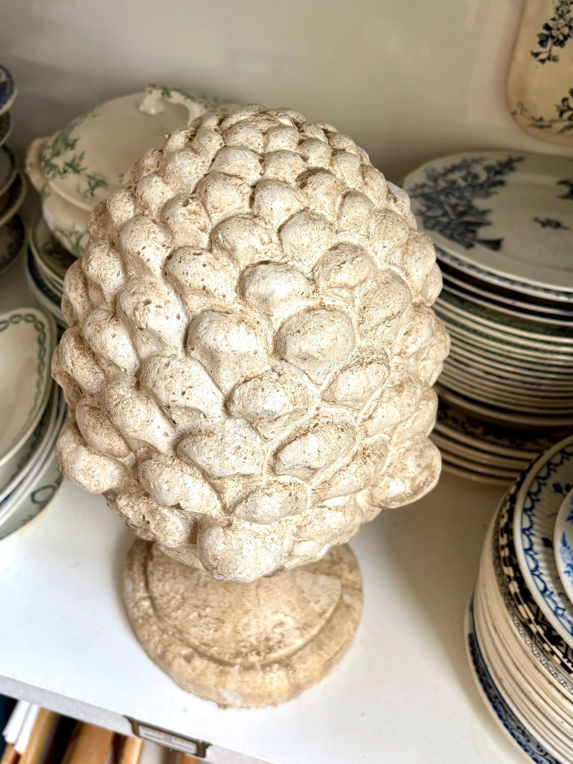 pomme-pin-beton-gris-ornement-decoration-jardin-artisanale-axs-design-paris-france