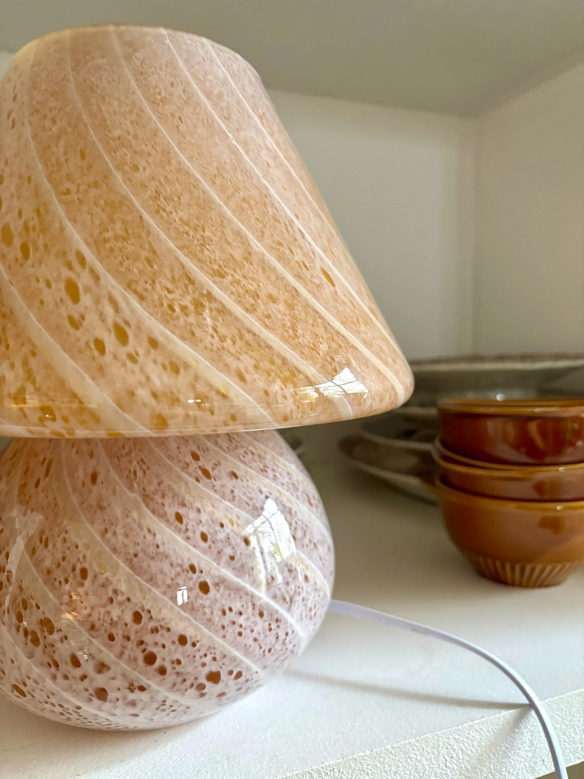 lampe-table-verre-murano-orange-blanc-luminaire-vintage-axs-design-paris-france