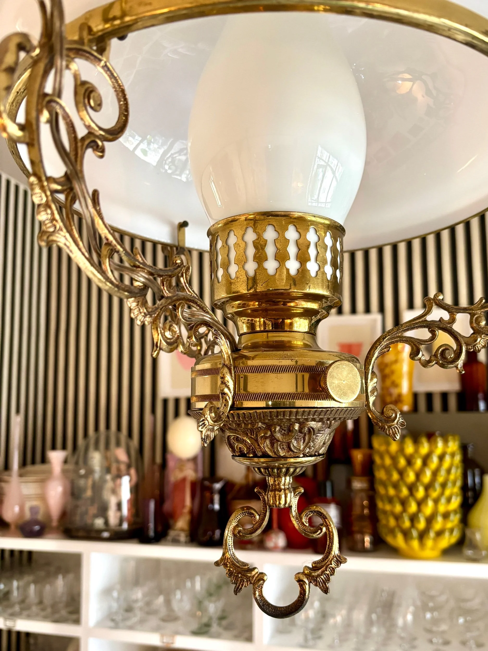 suspension-opaline-blanc-laiton-dore-luminaire-classique-vintage-axs-design-paris-france