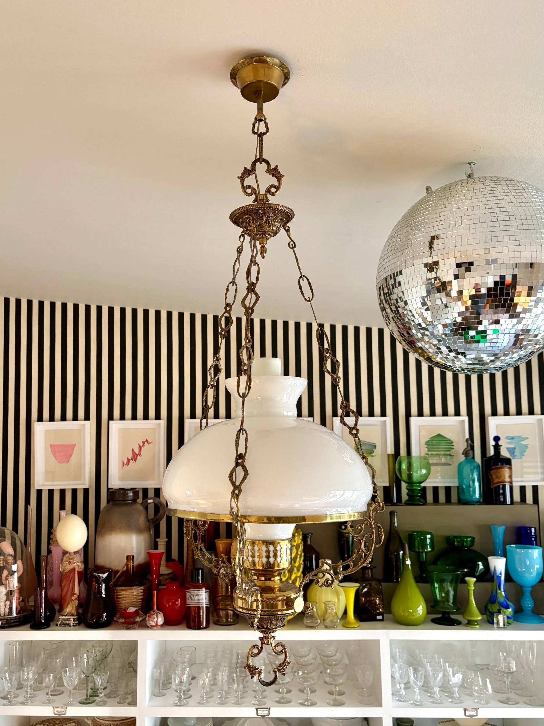 suspension-opaline-blanc-laiton-dore-luminaire-classique-vintage-axs-design-paris-france