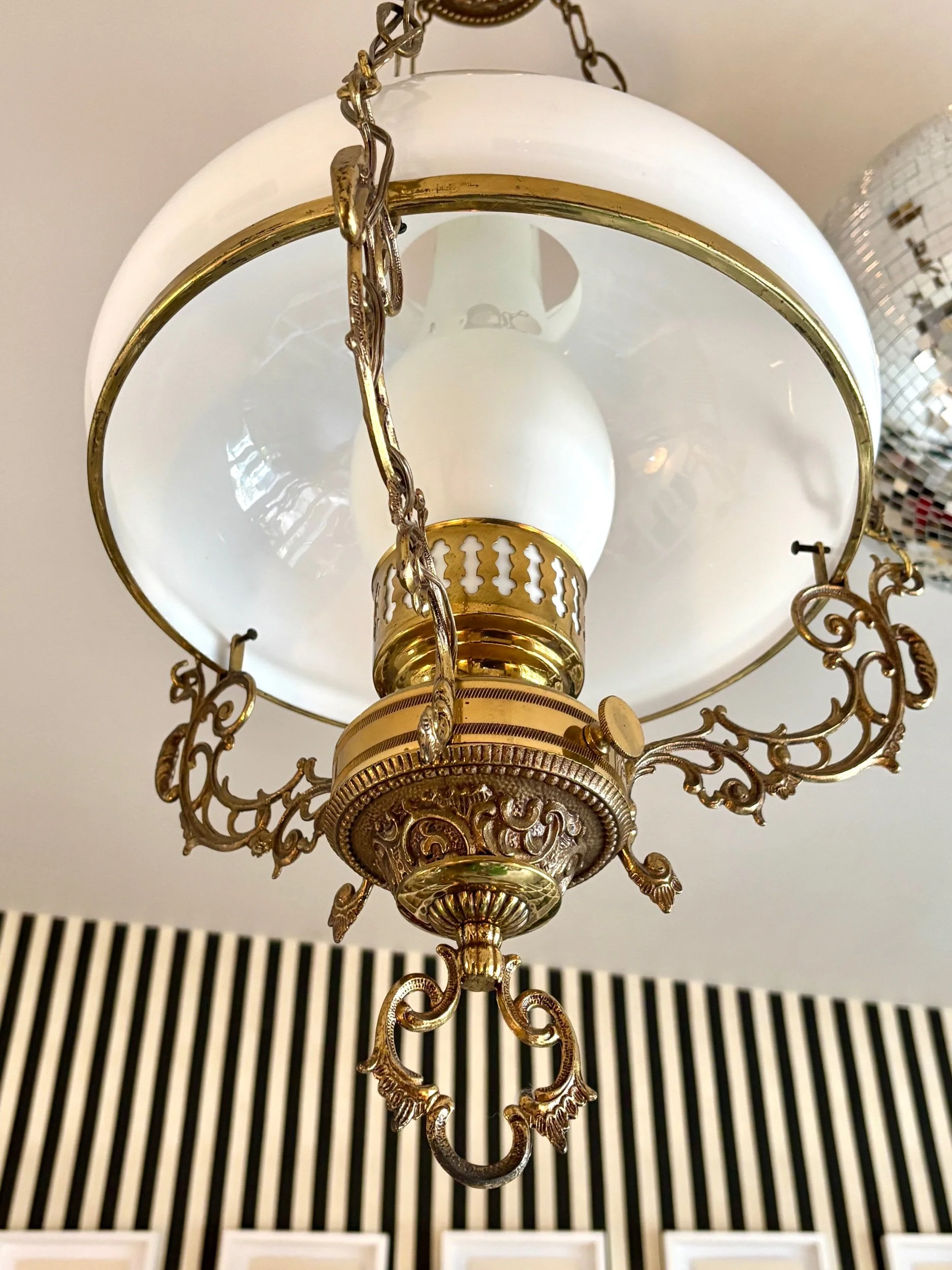 suspension-opaline-blanc-laiton-dore-luminaire-classique-vintage-axs-design-paris-france
