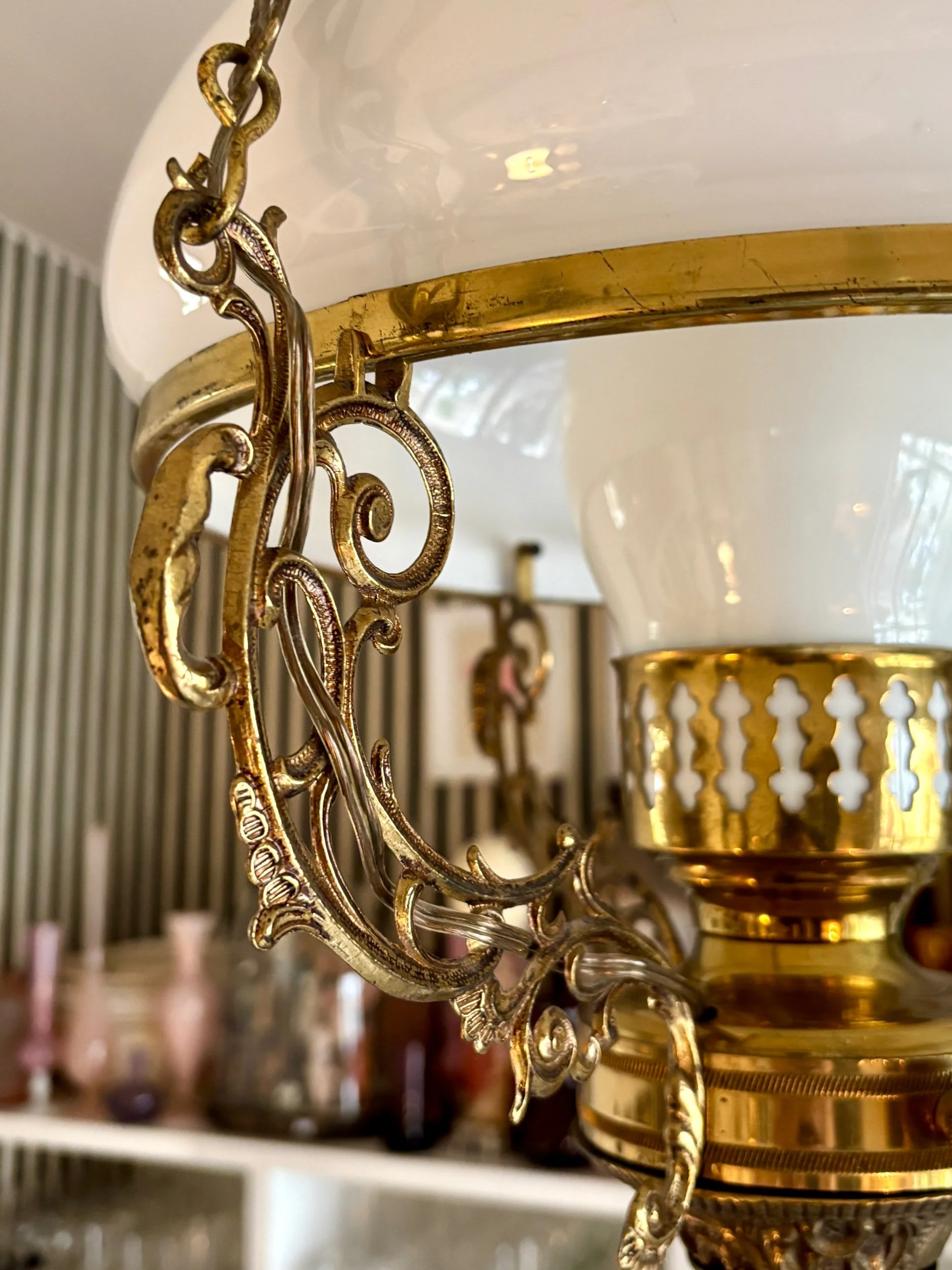 suspension-opaline-blanc-laiton-dore-luminaire-classique-vintage-axs-design-paris-france