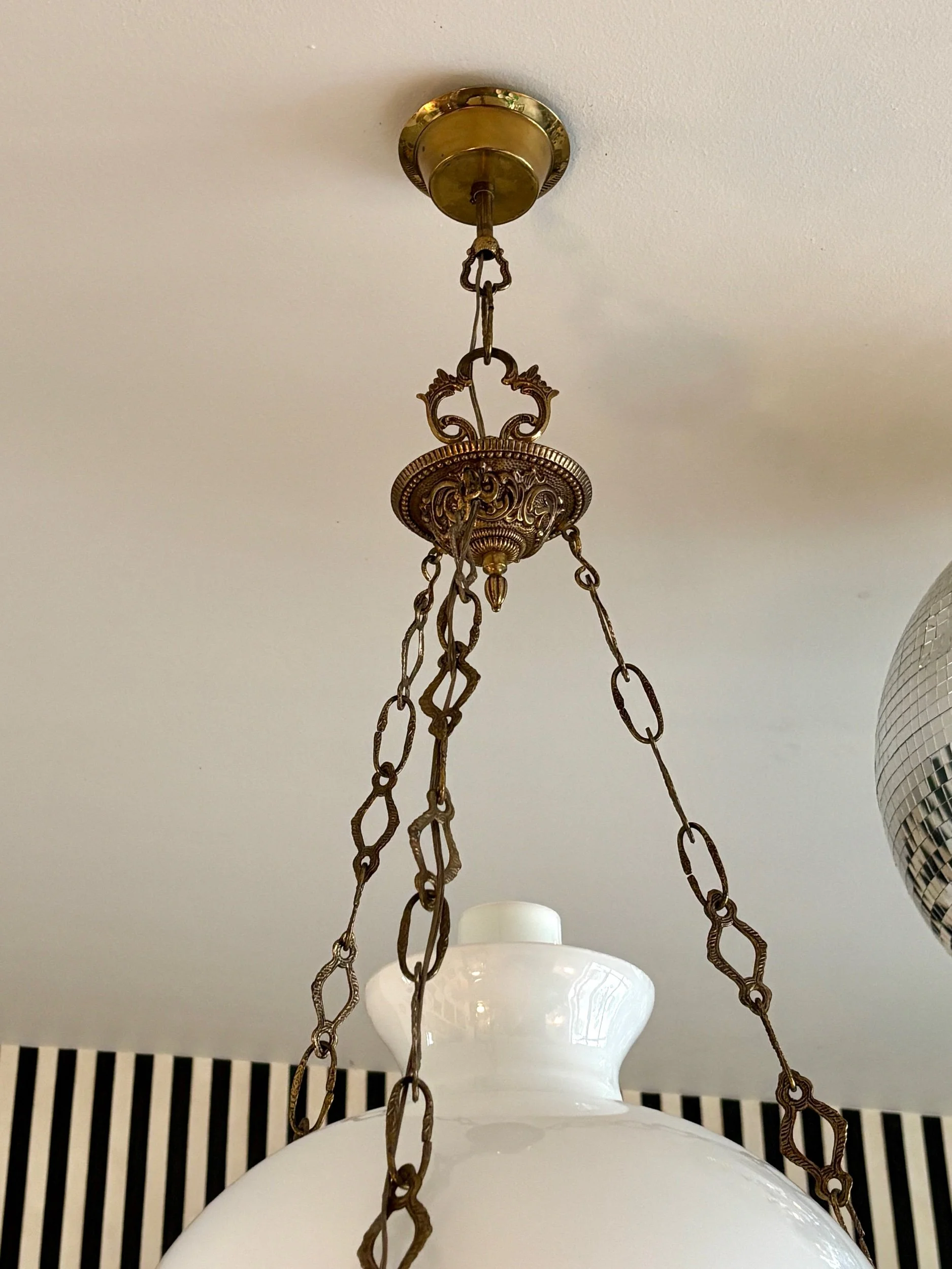 suspension-opaline-blanc-laiton-dore-luminaire-classique-vintage-axs-design-paris-france