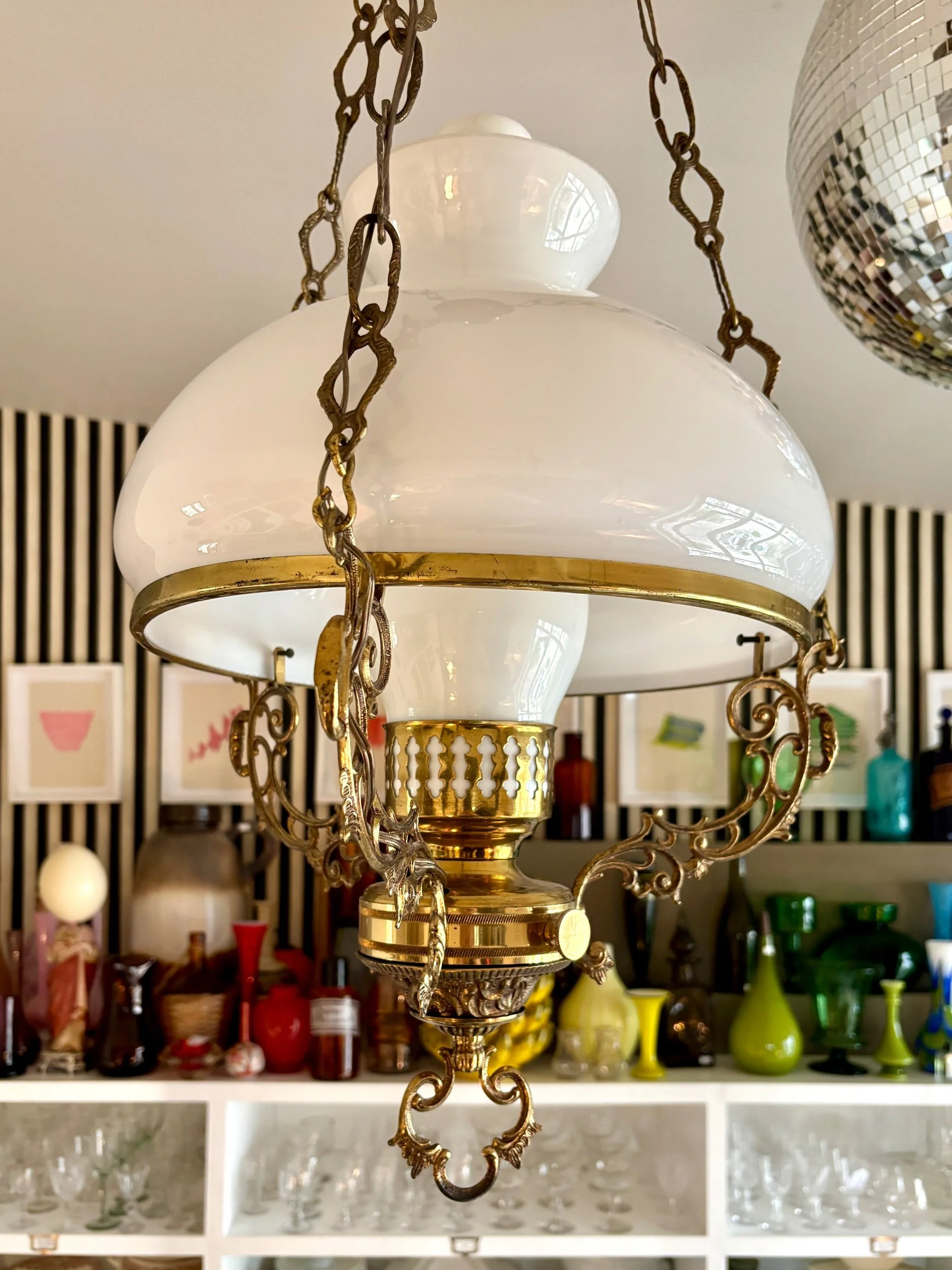 suspension-opaline-blanc-laiton-dore-luminaire-classique-vintage-axs-design-paris-france