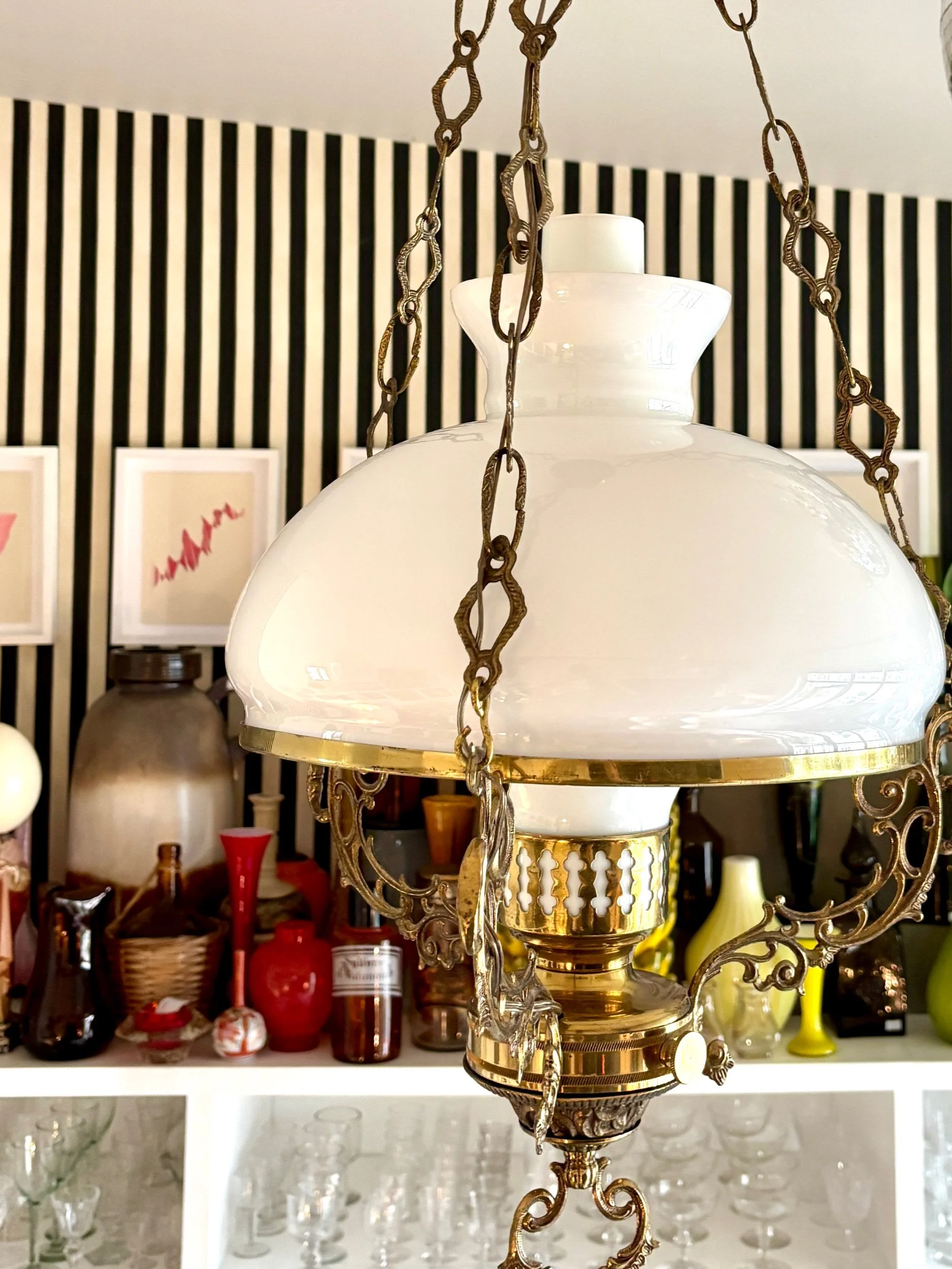 suspension-opaline-blanc-laiton-dore-luminaire-classique-vintage-axs-design-paris-france