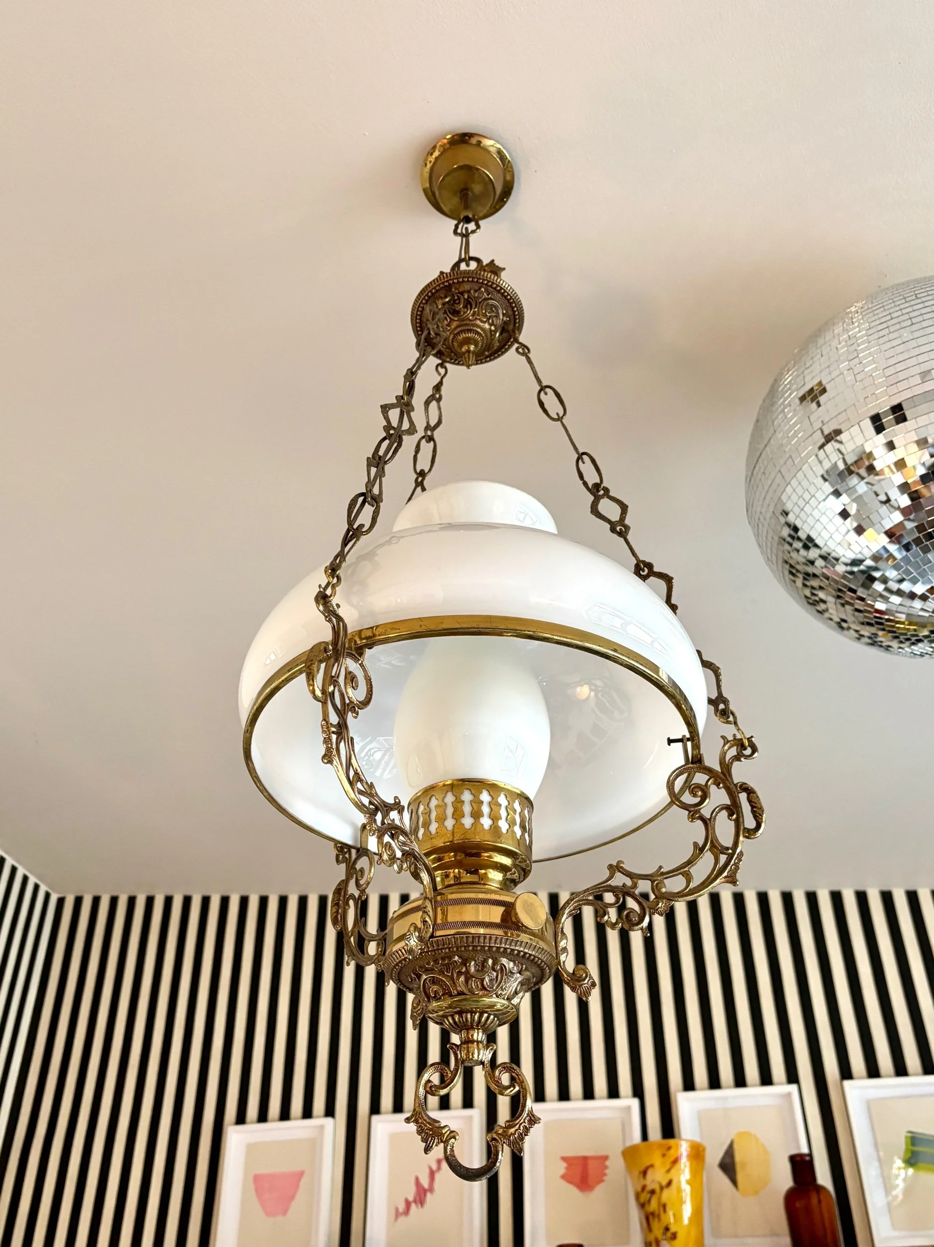 suspension-opaline-blanc-laiton-dore-luminaire-classique-vintage-axs-design-paris-france