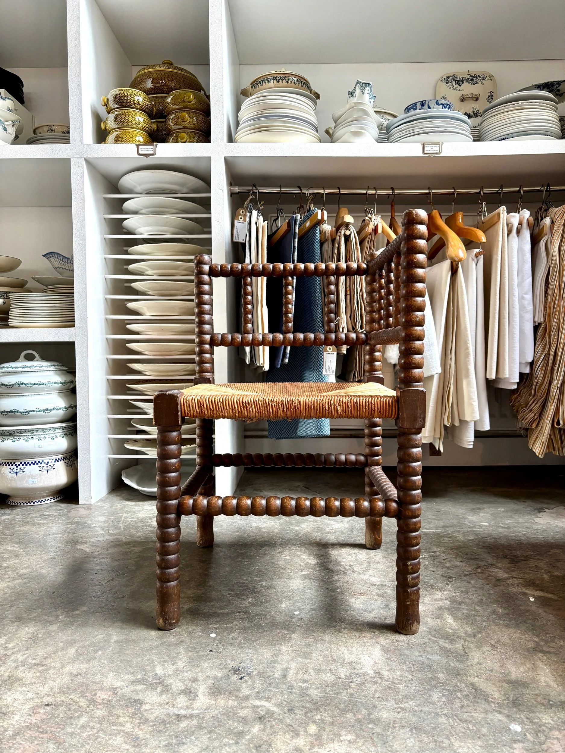 Chaise de coin en bois tourné et paille tressée