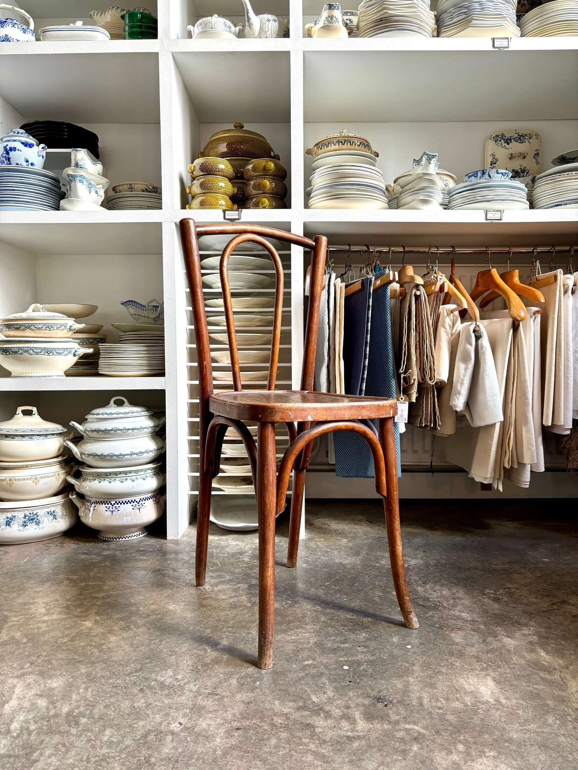 chaise-bistrot-2-hetre-cintre-bois-fonce-assise-vintage-axs-design-paris-france