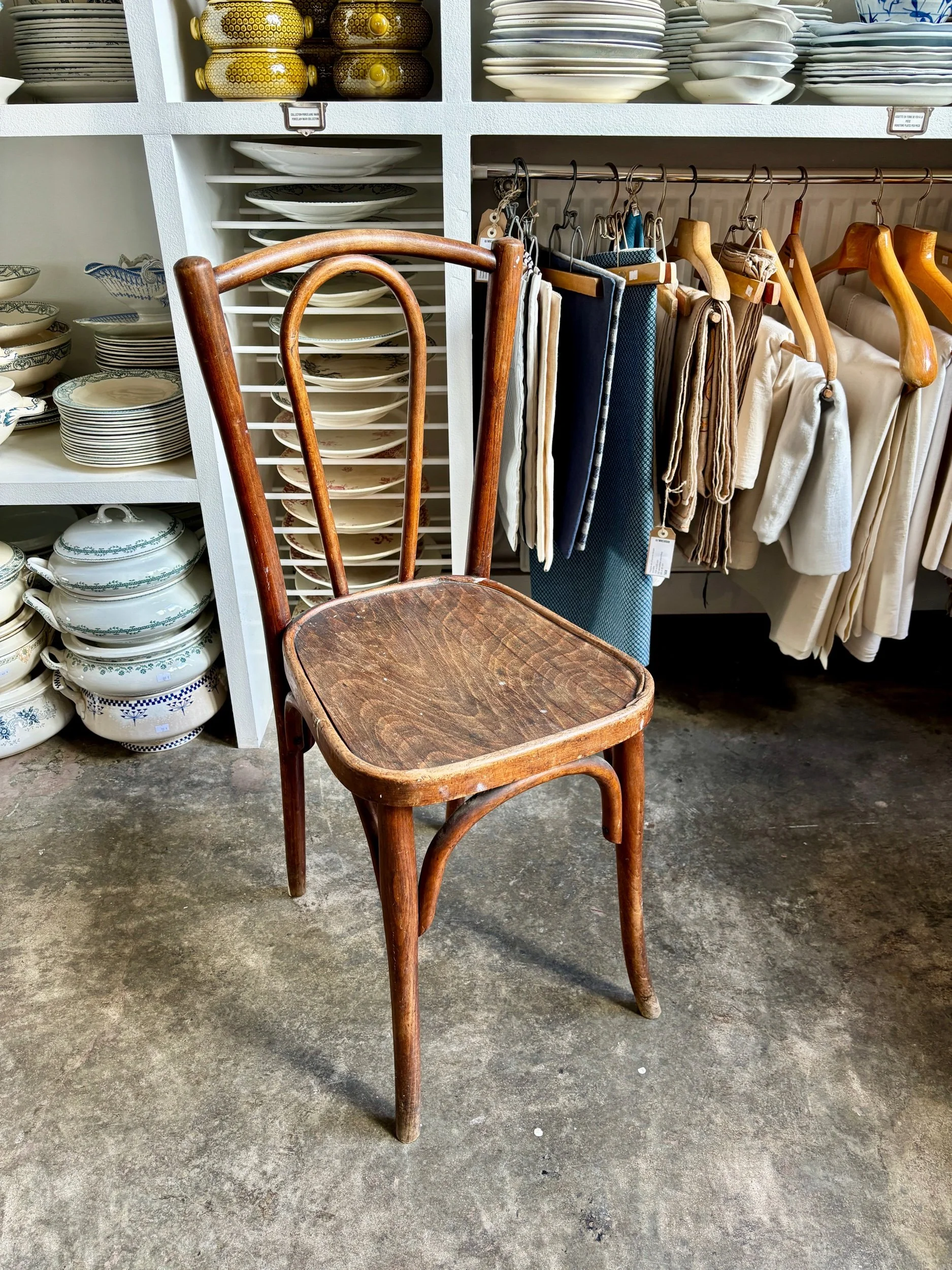 chaise-bistrot-2-hetre-cintre-bois-fonce-assise-vintage-axs-design-paris-france