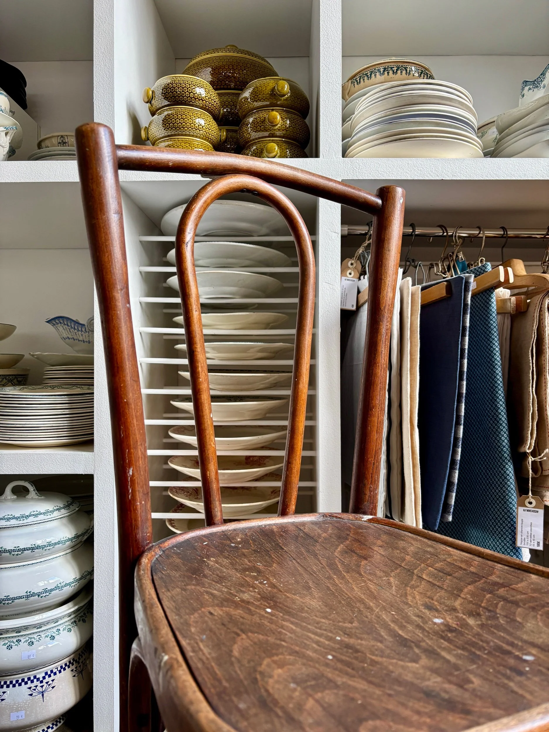 chaise-bistrot-2-hetre-cintre-bois-fonce-assise-vintage-axs-design-paris-france