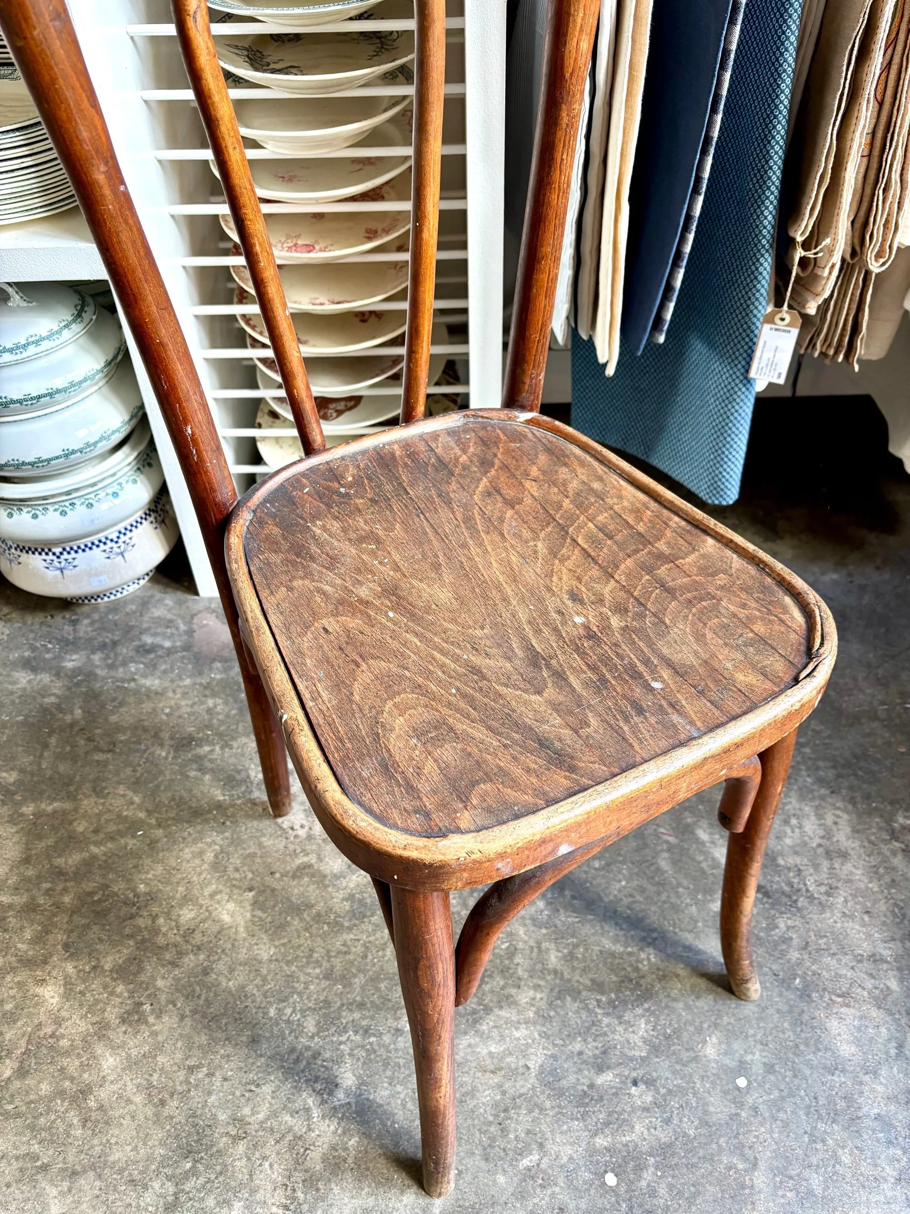 chaise-bistrot-2-hetre-cintre-bois-fonce-assise-vintage-axs-design-paris-france