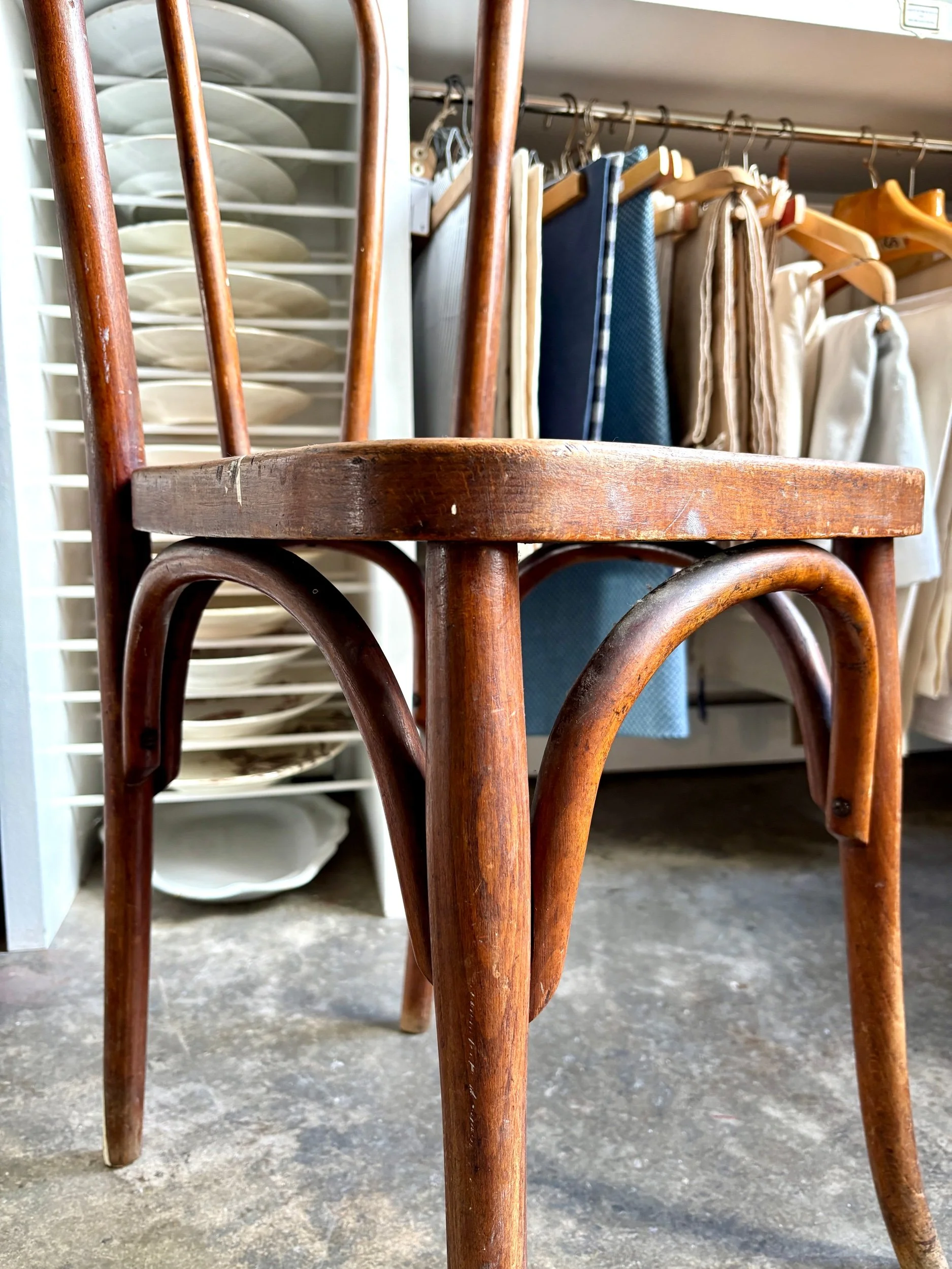 chaise-bistrot-2-hetre-cintre-bois-fonce-assise-vintage-axs-design-paris-france