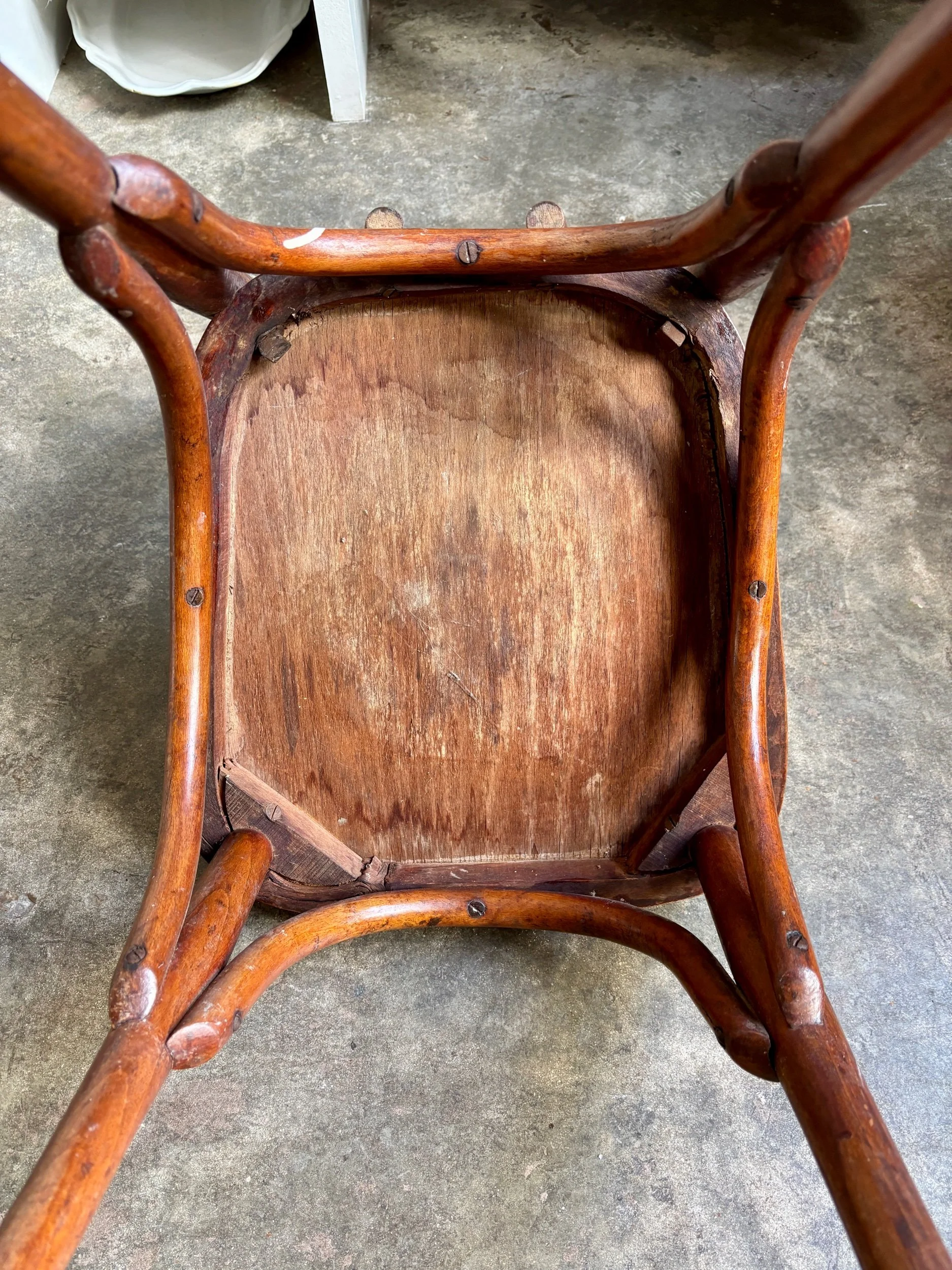 chaise-bistrot-2-hetre-cintre-bois-fonce-assise-vintage-axs-design-paris-france