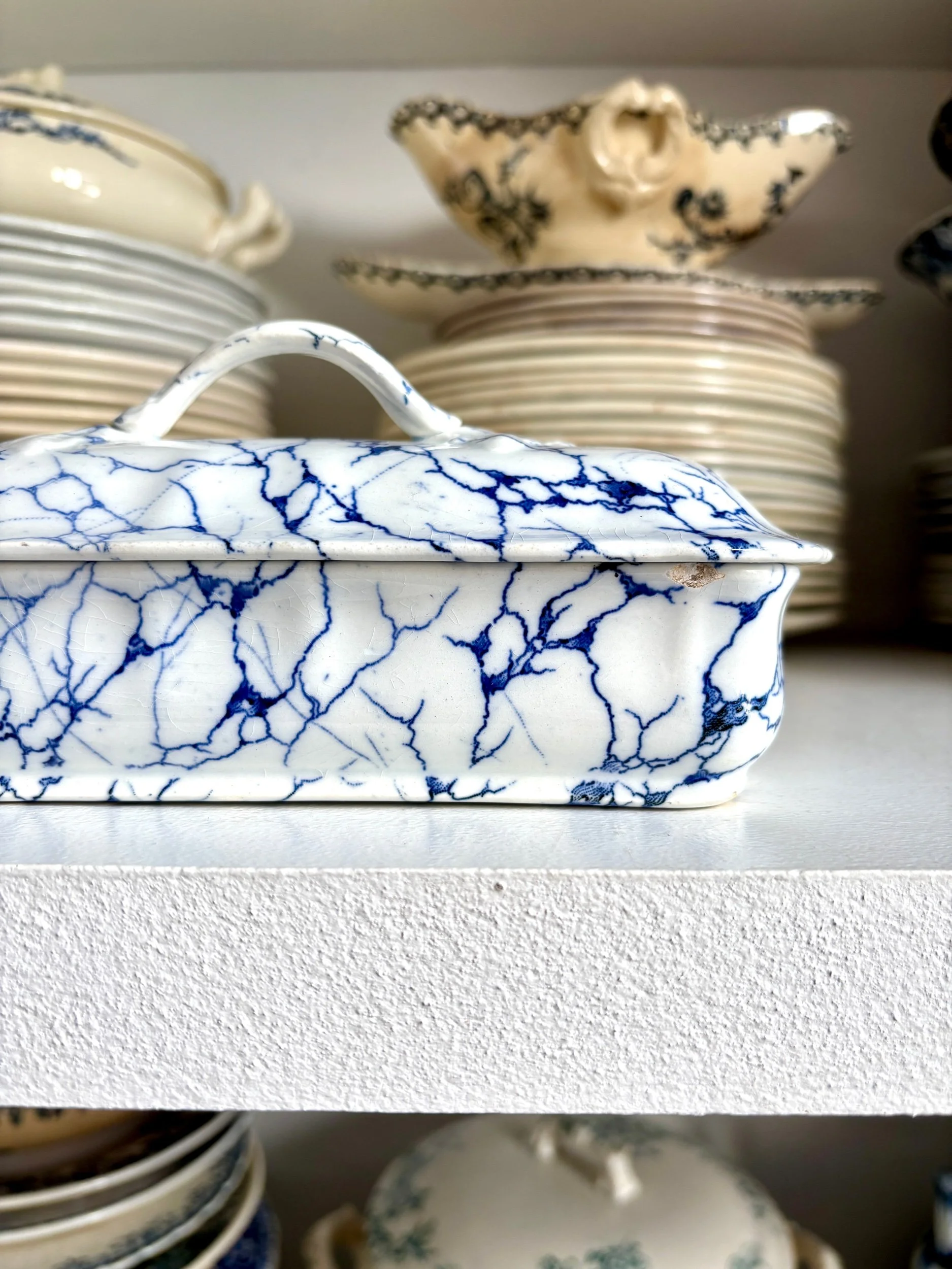 boite-peigne-vide-poche-creil-montereau-marbre-terre-de-fer-blanc-bleu-decoration-rangement-vintage-axs-design-paris-france