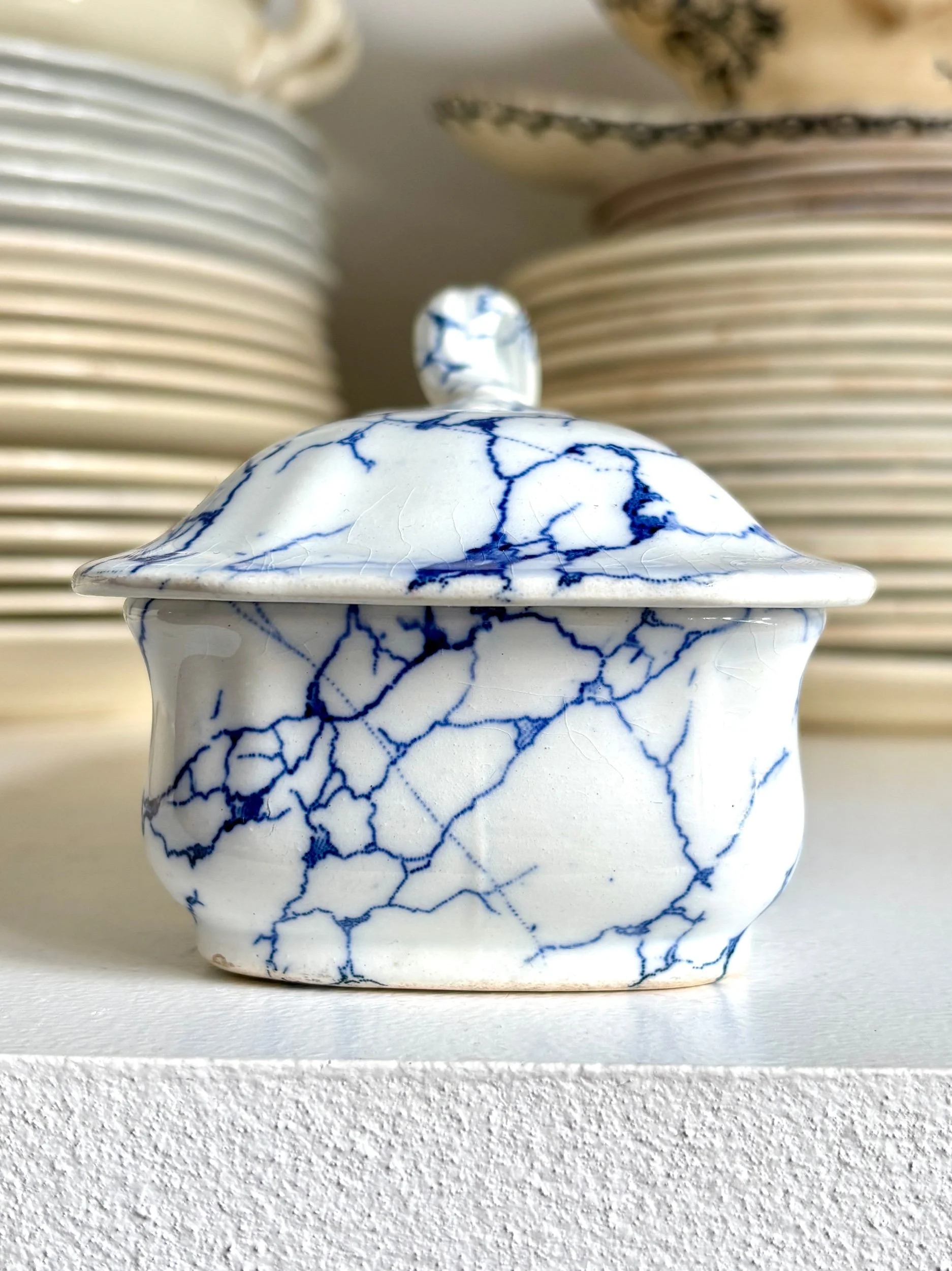 boite-peigne-vide-poche-creil-montereau-marbre-terre-de-fer-blanc-bleu-decoration-rangement-vintage-axs-design-paris-france