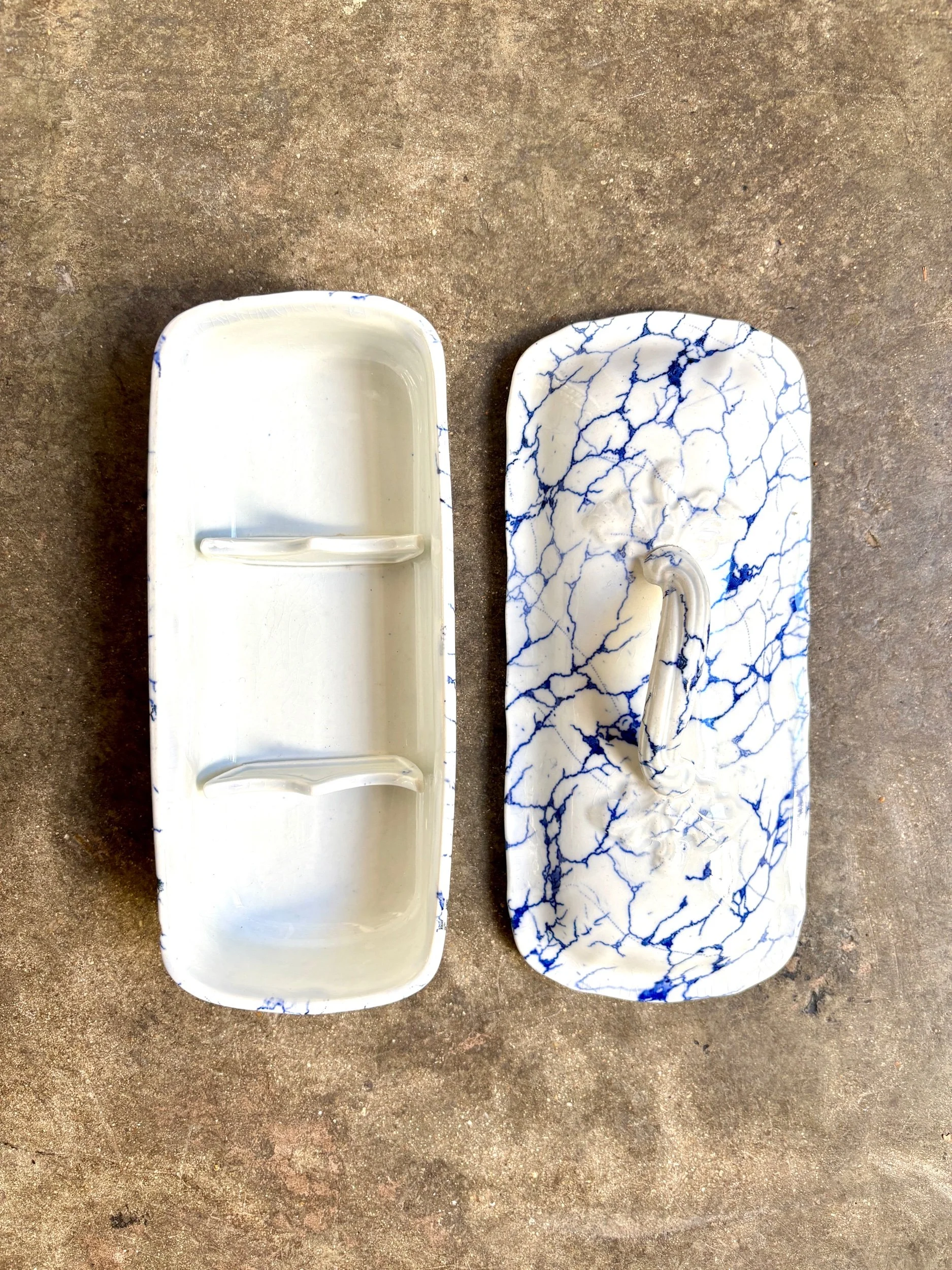 boite-peigne-vide-poche-creil-montereau-marbre-terre-de-fer-blanc-bleu-decoration-rangement-vintage-axs-design-paris-france