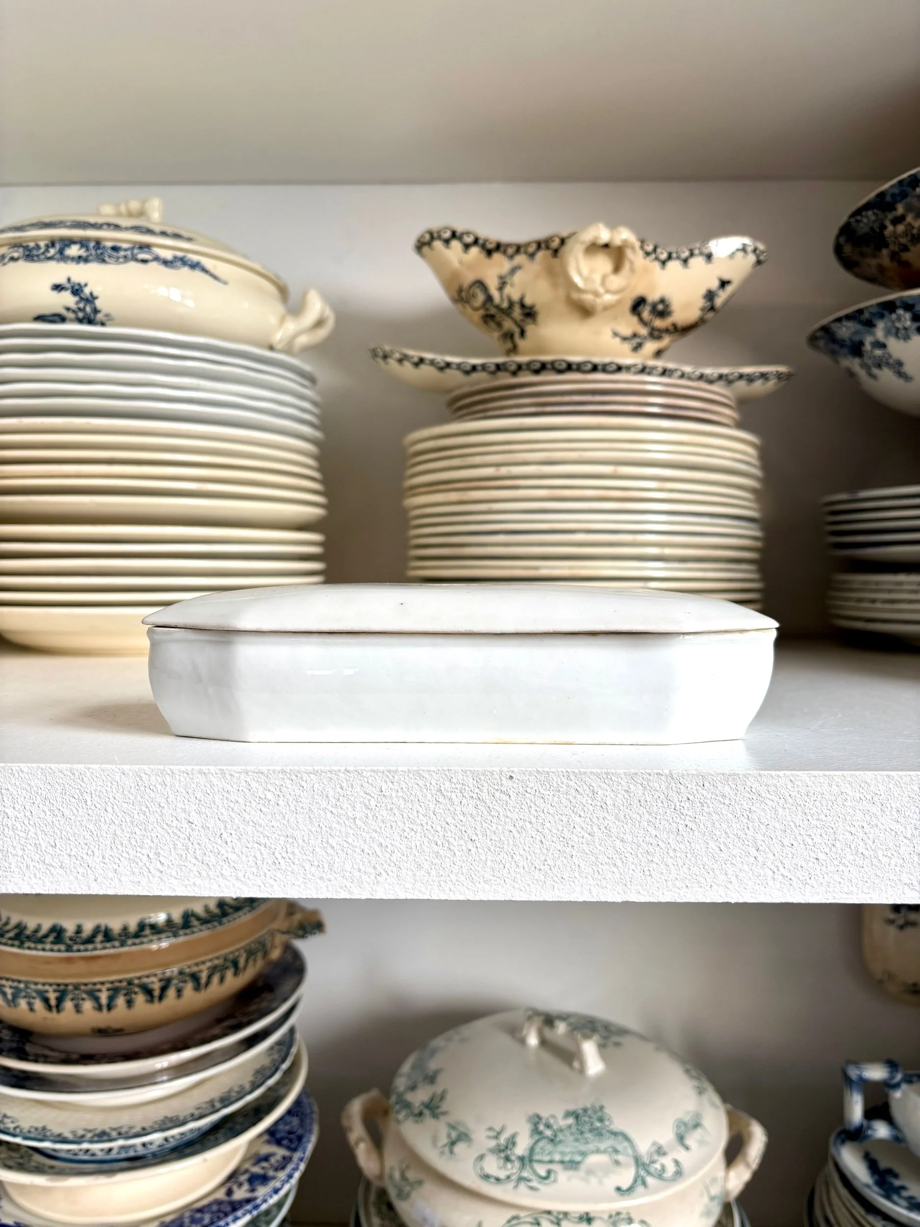 Boîte à peigne en faïence blanche