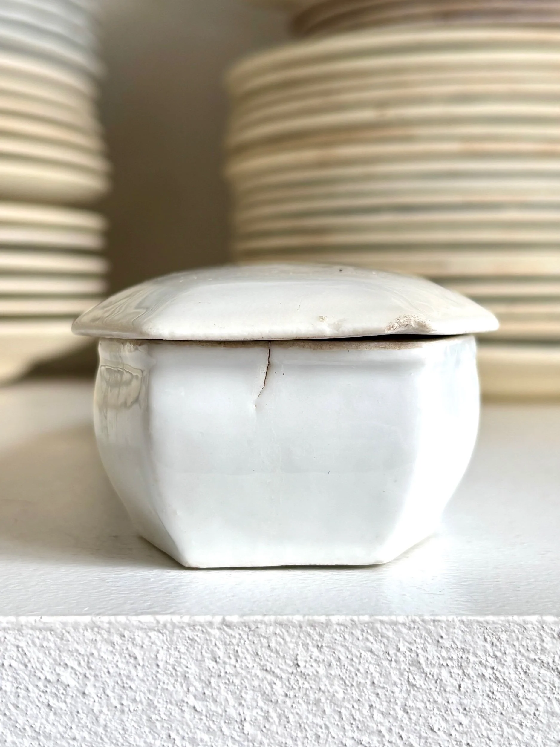 boite-peigne-vide-poche-faience-blanc-decoration-rangement-vintage-axs-design-paris-france