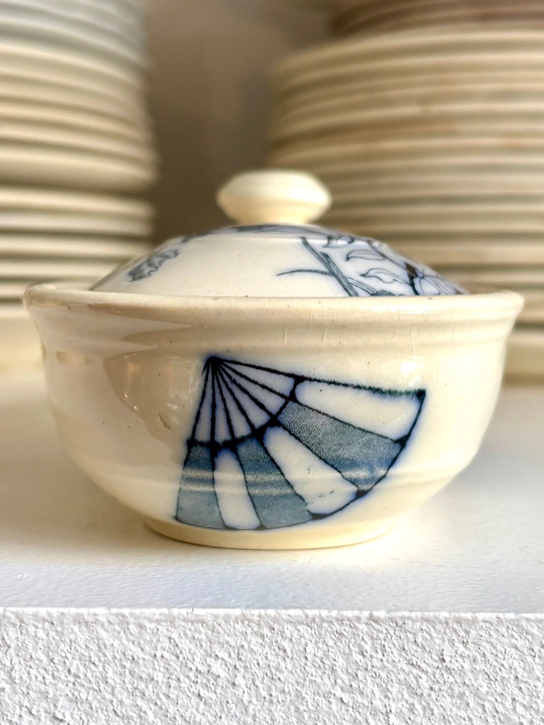 boite-peigne-vide-poche-terre-de-fer-blanc-bleu-decoration-rangement-vintage-axs-design-paris-france