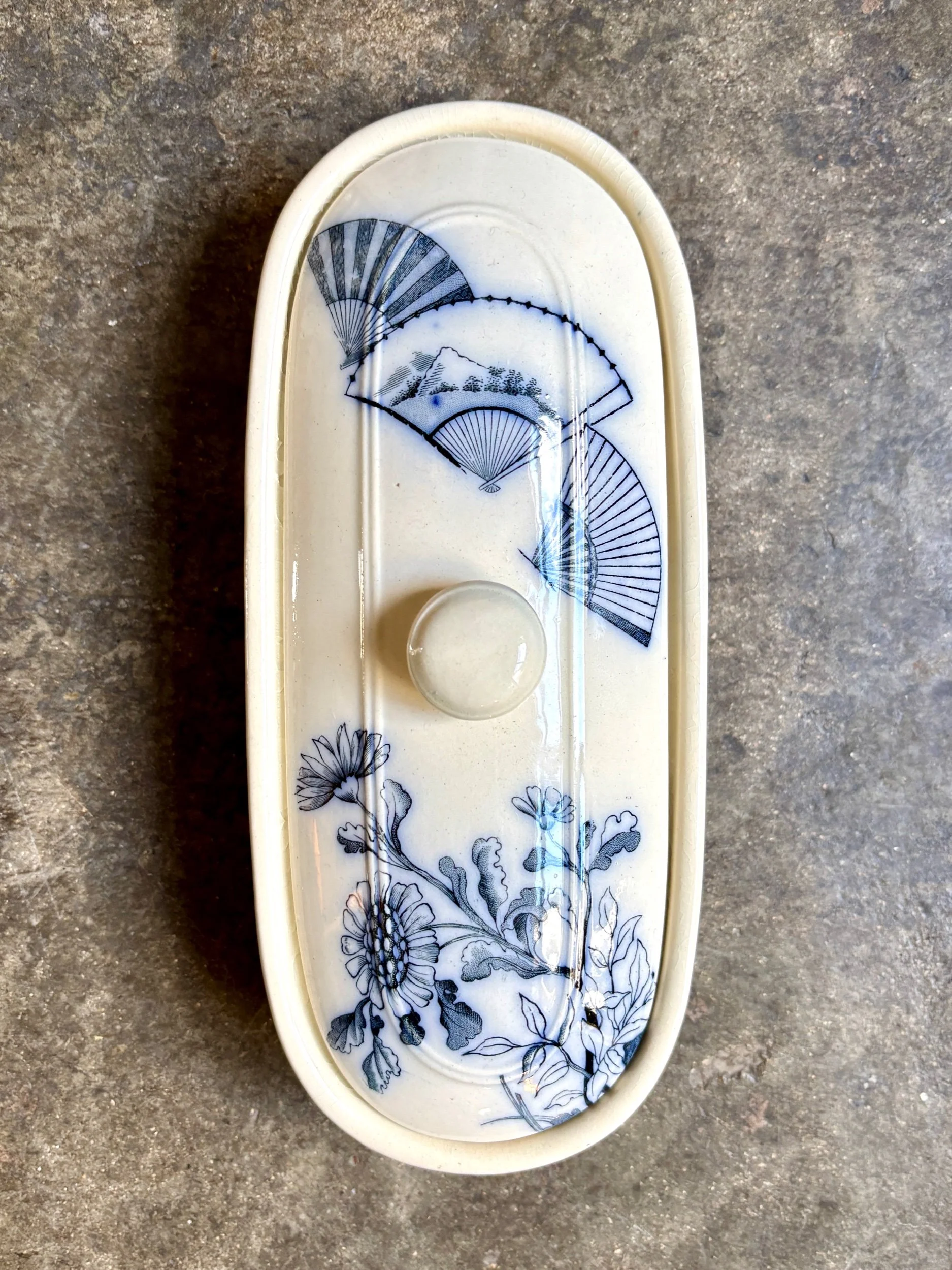 boite-peigne-vide-poche-terre-de-fer-blanc-bleu-decoration-rangement-vintage-axs-design-paris-france