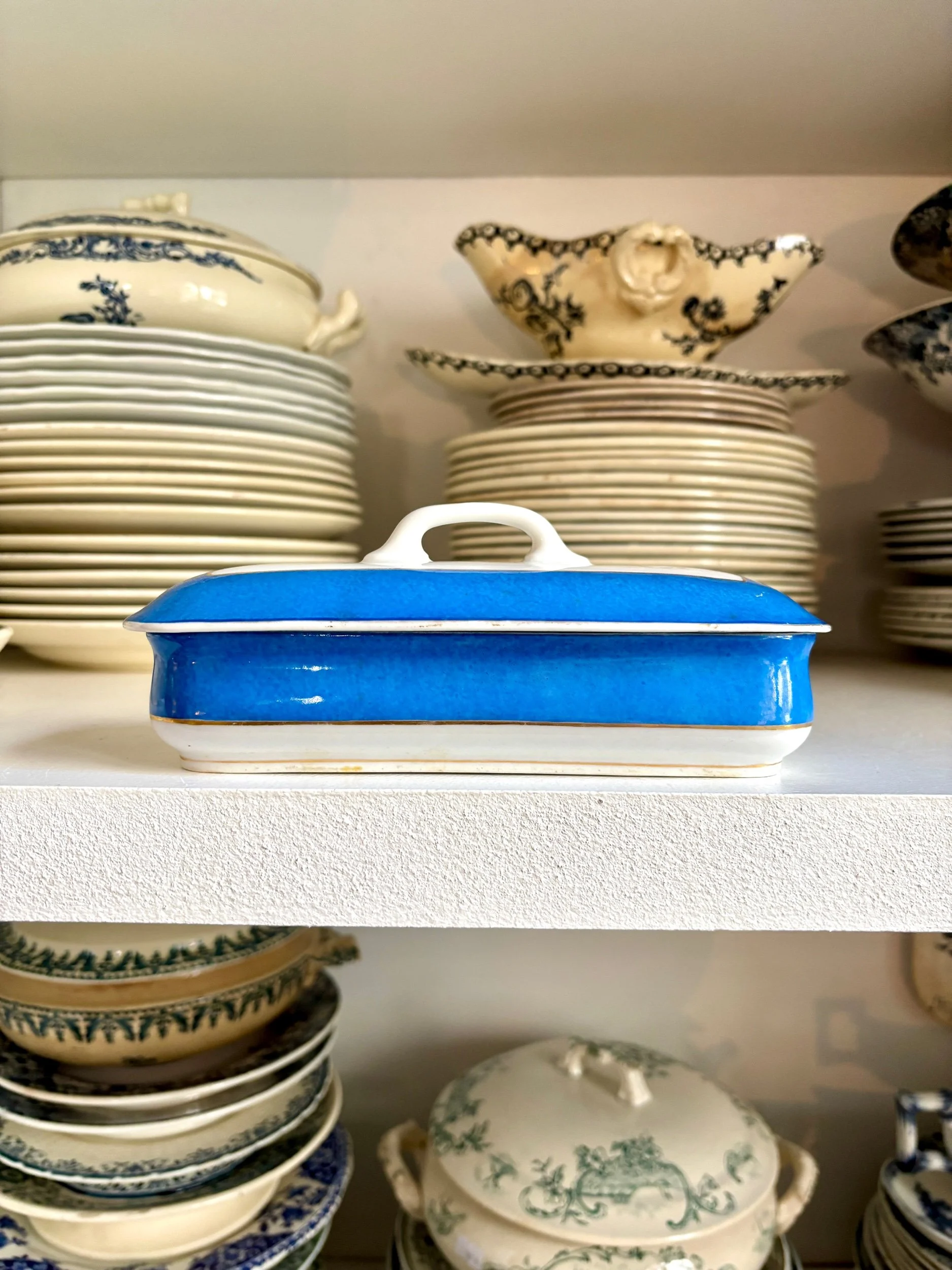 Boîte à peigne en porcelaine bleue, blanche et dorée