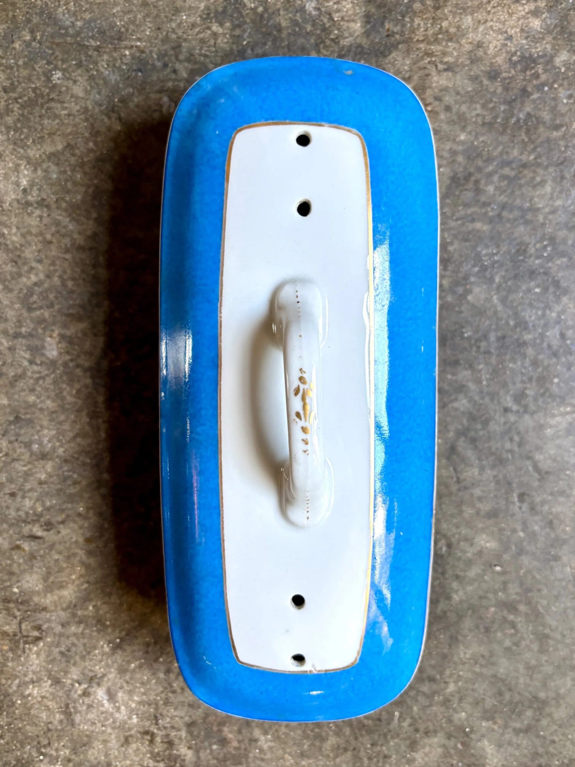 boite-peigne-porcelaine-blanc-bleu-dore-2-decoration-rangement-vintage-axs-design-paris-france