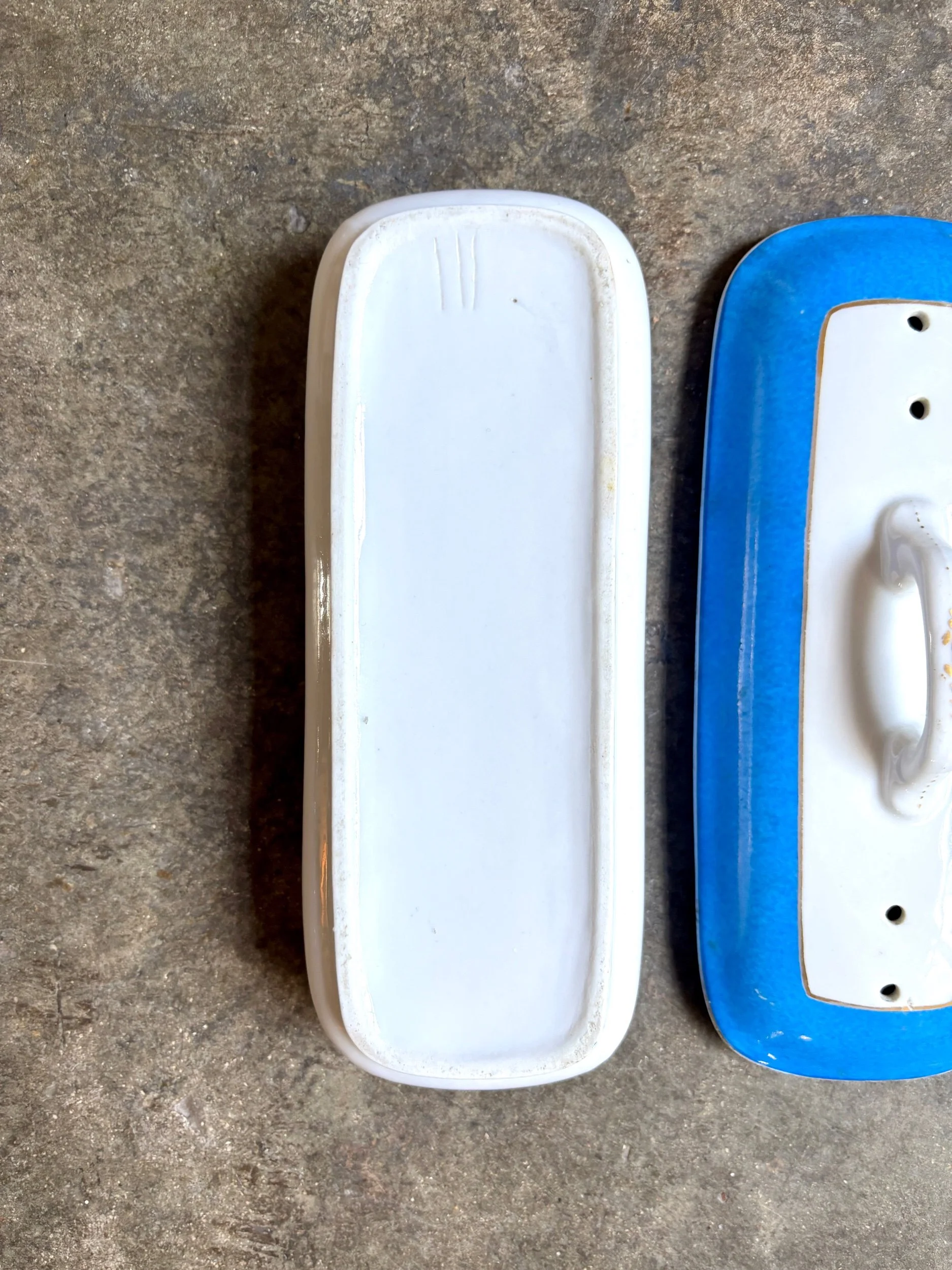 boite-peigne-porcelaine-blanc-bleu-dore-2-decoration-rangement-vintage-axs-design-paris-france