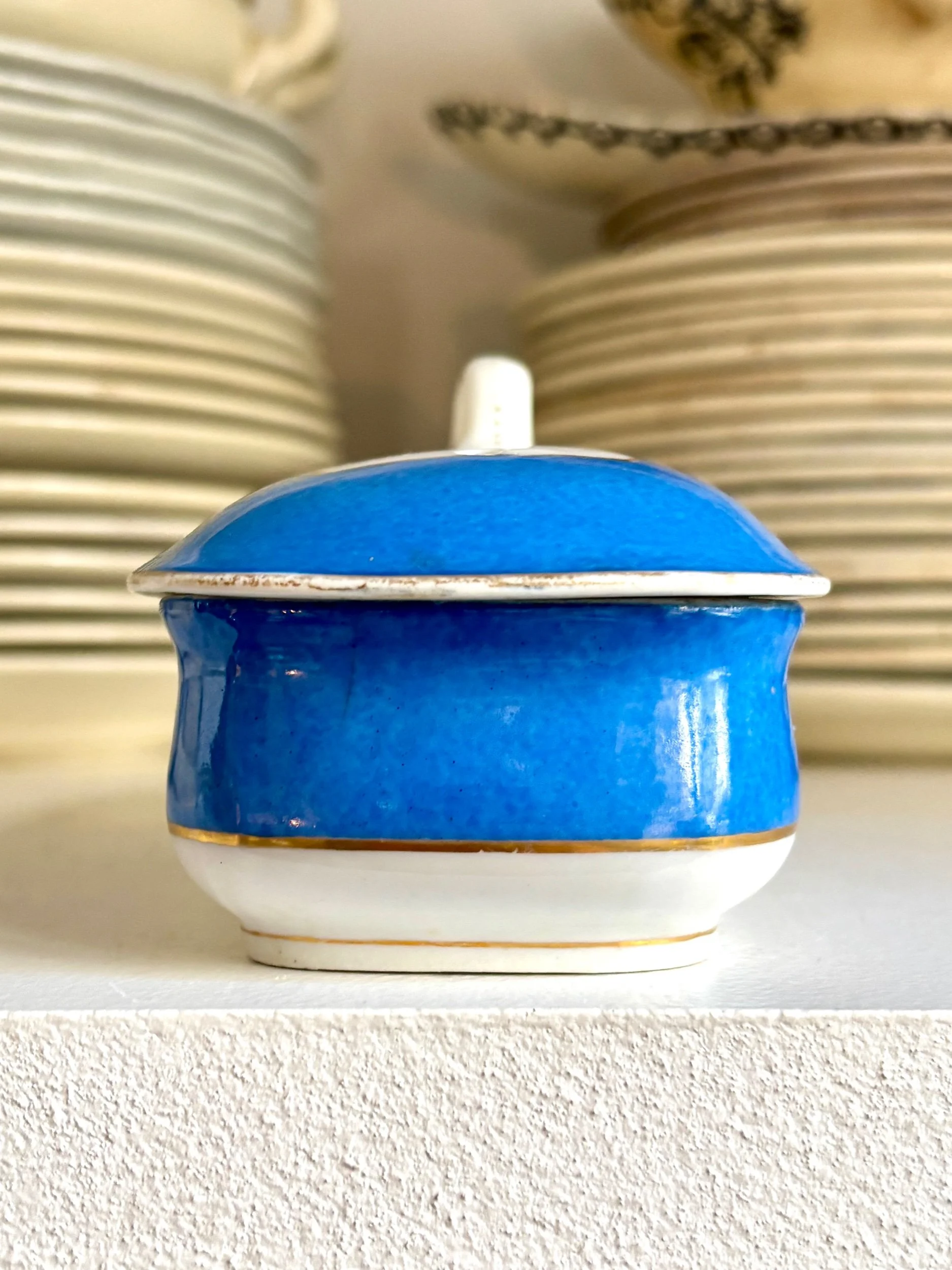 boite-peigne-porcelaine-blanc-bleu-dore-2-decoration-rangement-vintage-axs-design-paris-france