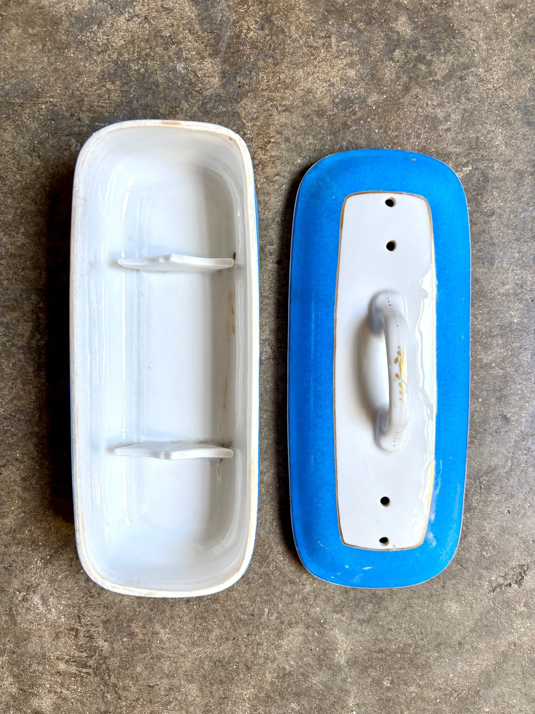 boite-peigne-porcelaine-blanc-bleu-dore-2-decoration-rangement-vintage-axs-design-paris-france