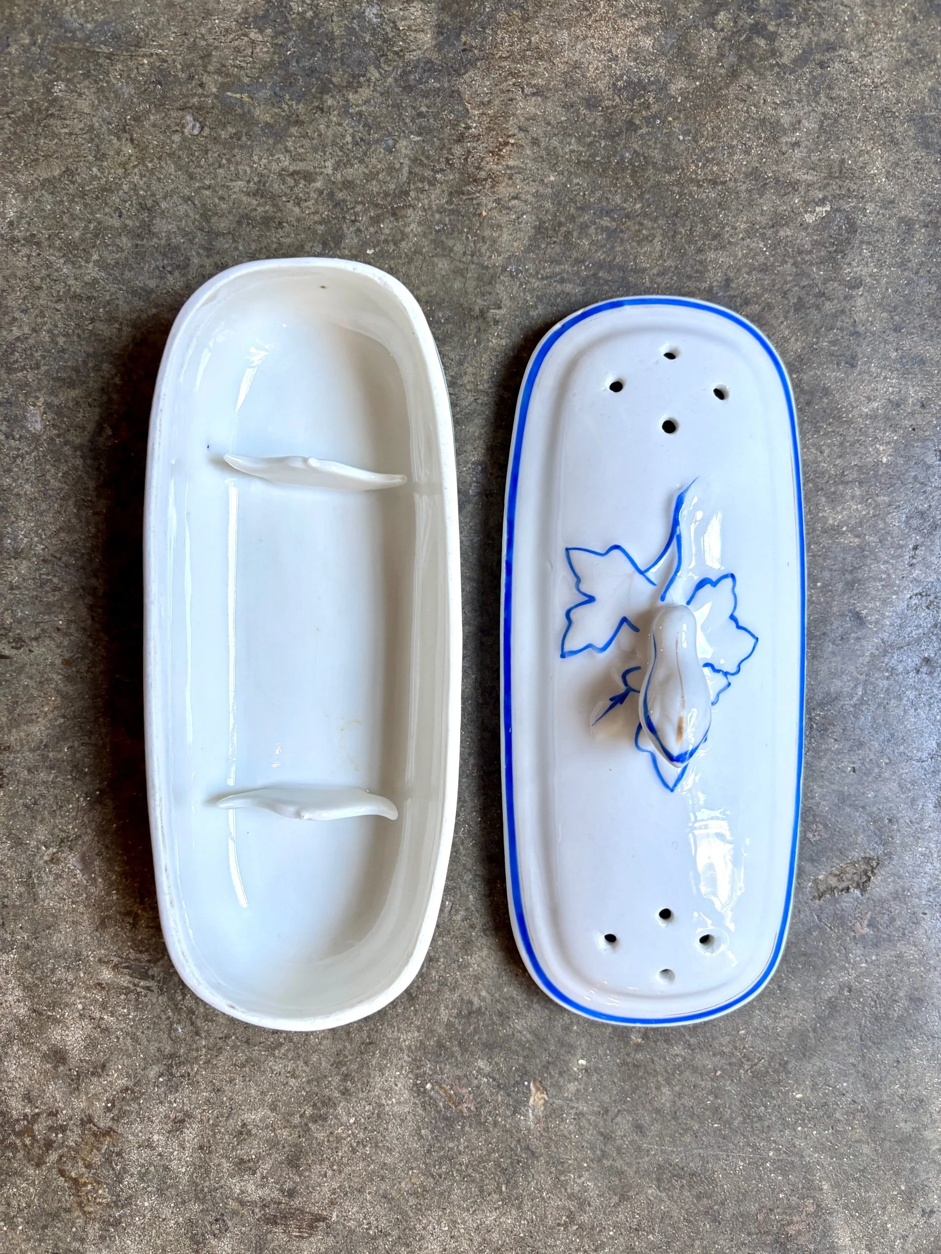 boite-peigne-porcelaine-blanc-bleu-dore-decoration-rangement-vintage-axs-design-paris-france