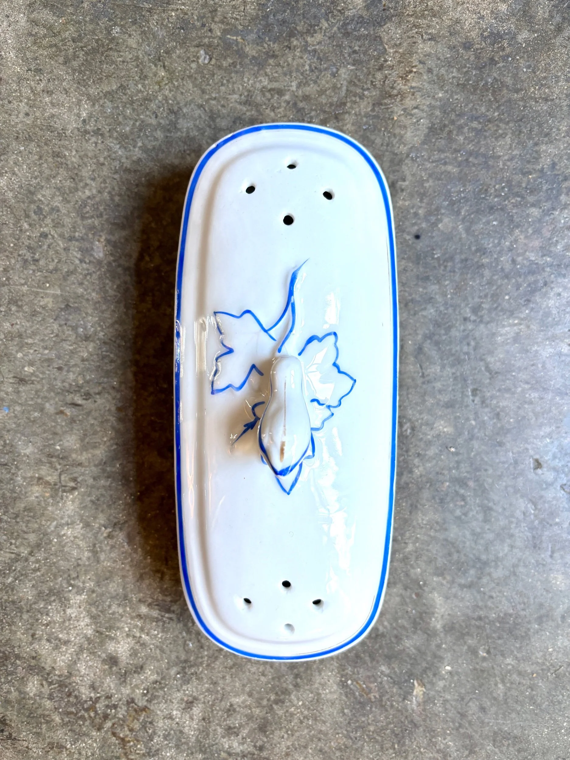 boite-peigne-porcelaine-blanc-bleu-dore-decoration-rangement-vintage-axs-design-paris-france