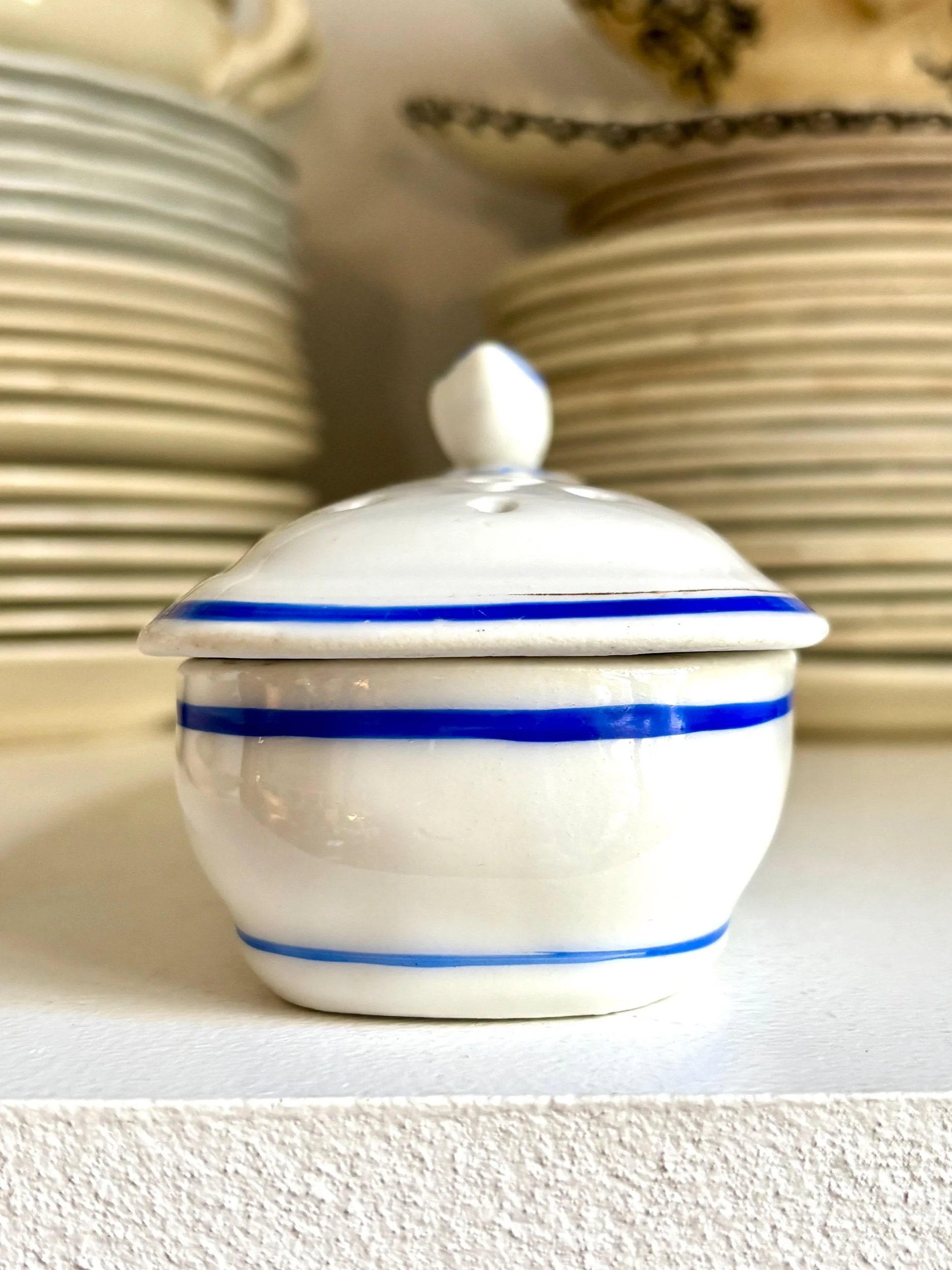 boite-peigne-porcelaine-blanc-bleu-dore-decoration-rangement-vintage-axs-design-paris-france