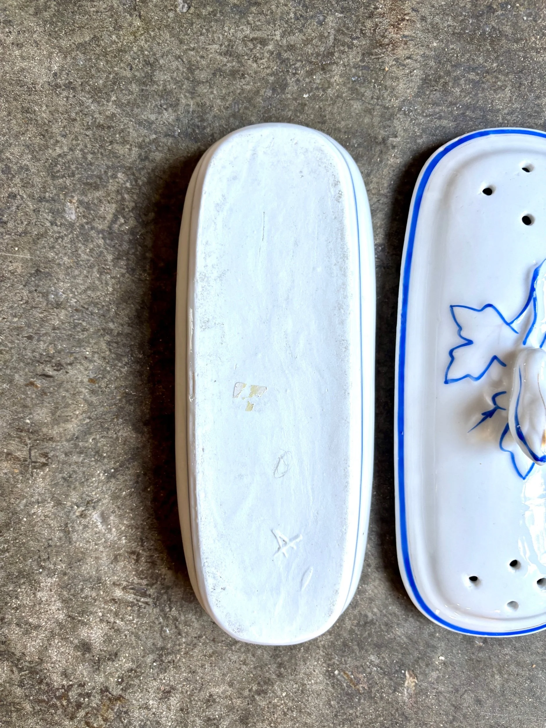 boite-peigne-porcelaine-blanc-bleu-dore-decoration-rangement-vintage-axs-design-paris-france